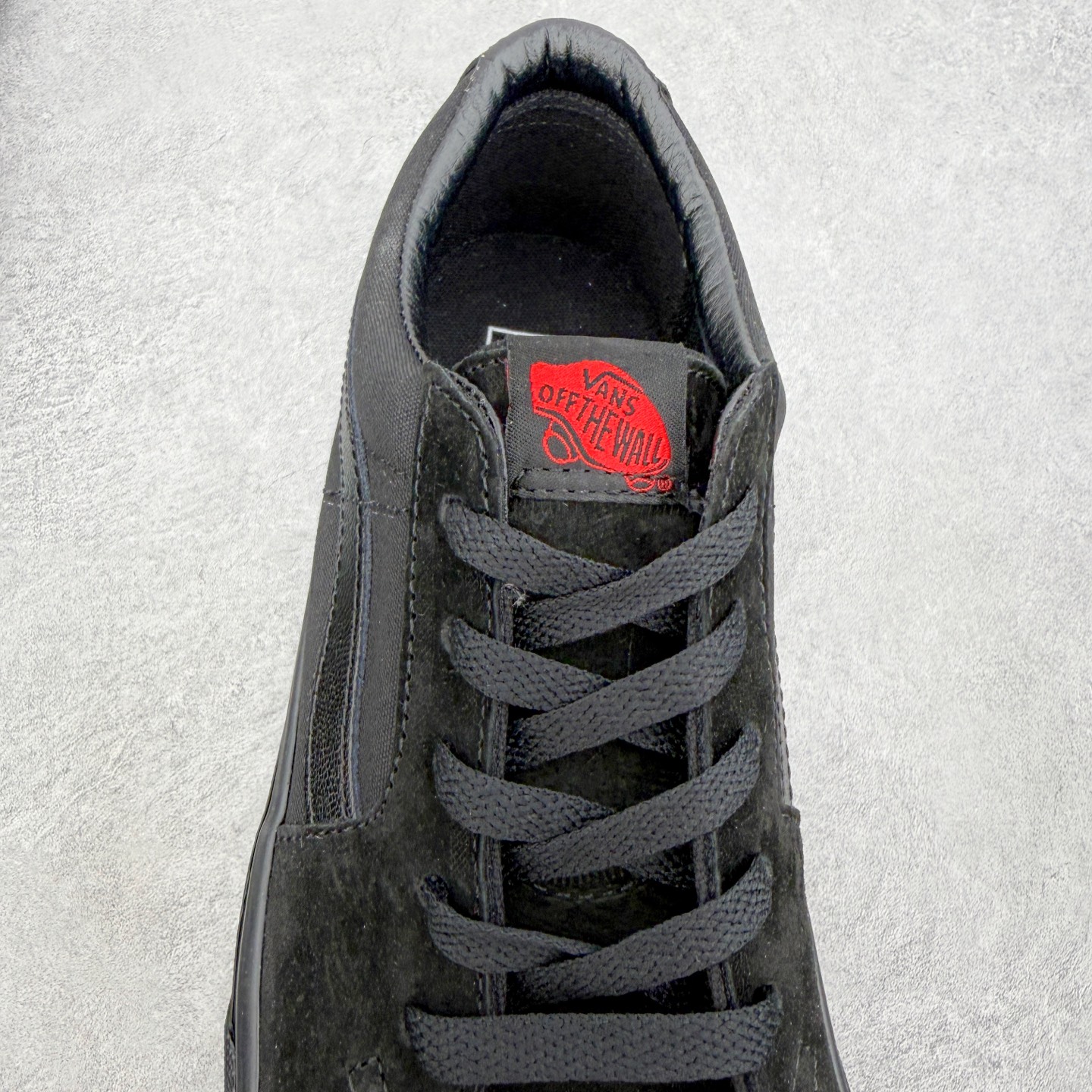 Vans Sk8-Low 黑武士范斯复古休闲硫化帆布鞋鞋款以黑色麂皮拼接帆布鞋面打造整体鞋身 以SK8-