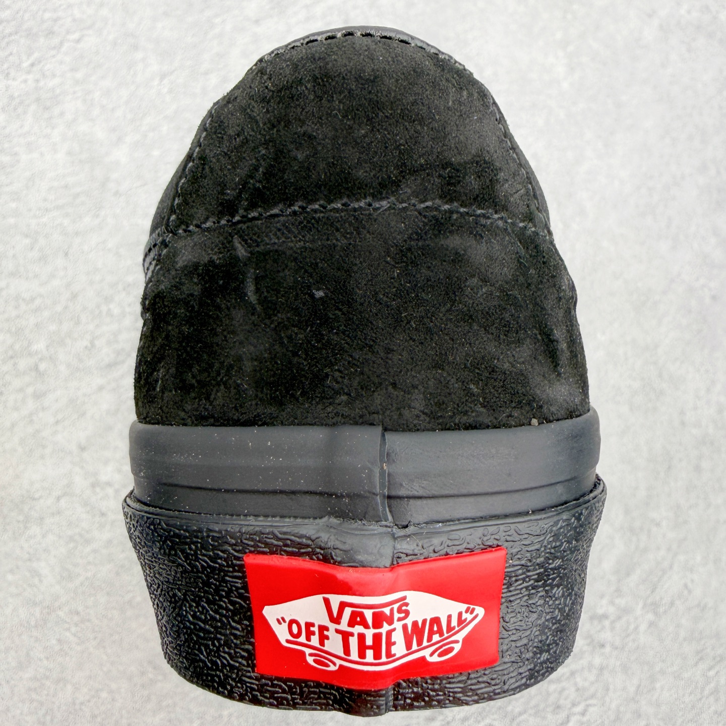 Vans Sk8-Low 黑武士范斯复古休闲硫化帆布鞋鞋款以黑色麂皮拼接帆布鞋面打造整体鞋身 以SK8-