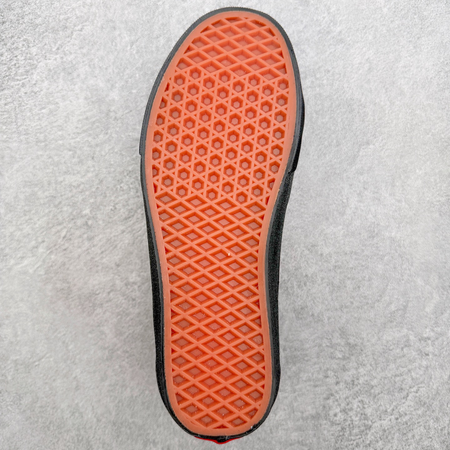 Vans Sk8-Low 黑武士范斯复古休闲硫化帆布鞋鞋款以黑色麂皮拼接帆布鞋面打造整体鞋身 以SK8-