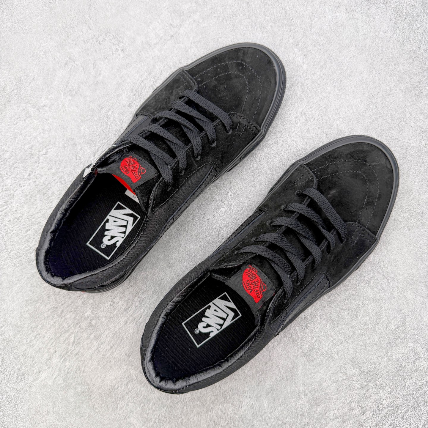 Vans Sk8-Low 黑武士范斯复古休闲硫化帆布鞋鞋款以黑色麂皮拼接帆布鞋面打造整体鞋身 以SK8-