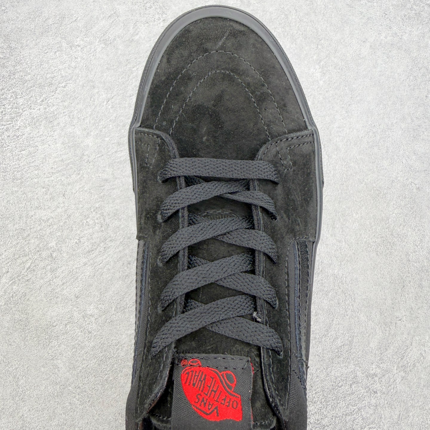 Vans Sk8-Low 黑武士范斯复古休闲硫化帆布鞋鞋款以黑色麂皮拼接帆布鞋面打造整体鞋身 以SK8-