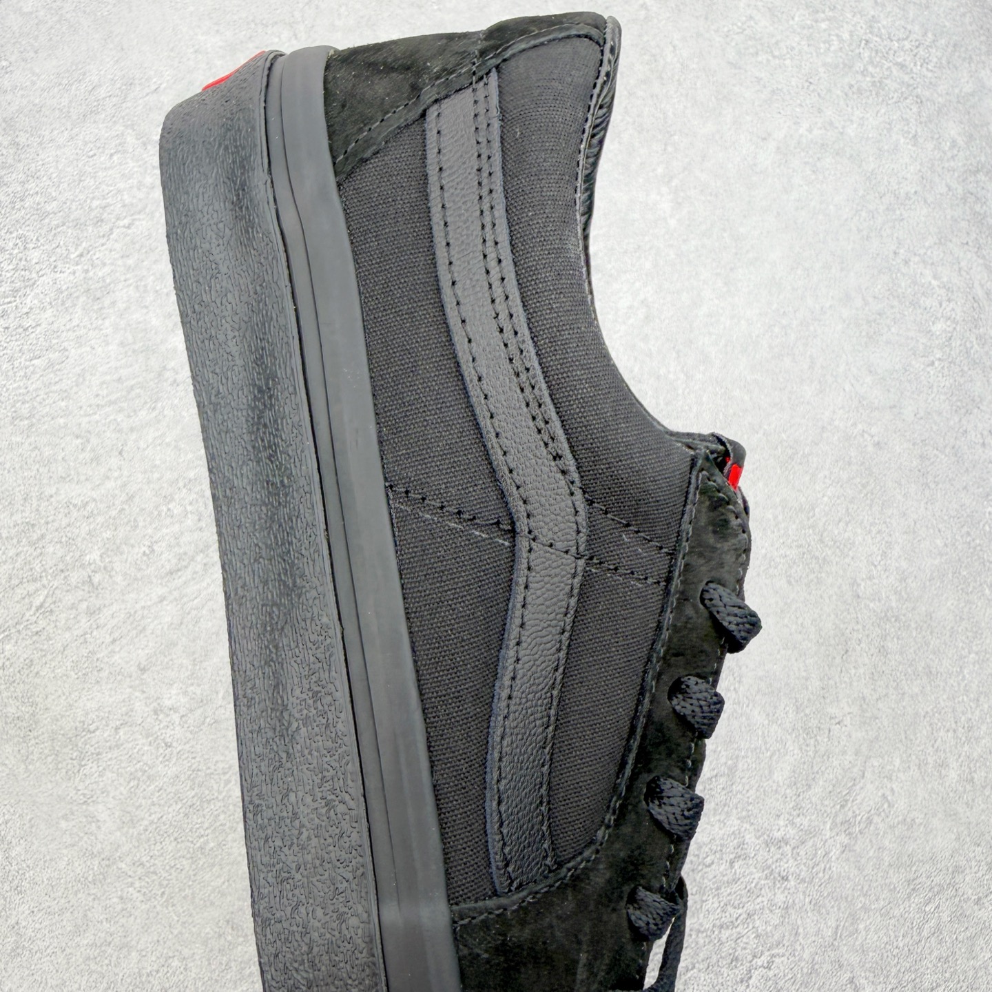 Vans Sk8-Low 黑武士范斯复古休闲硫化帆布鞋鞋款以黑色麂皮拼接帆布鞋面打造整体鞋身 以SK8-