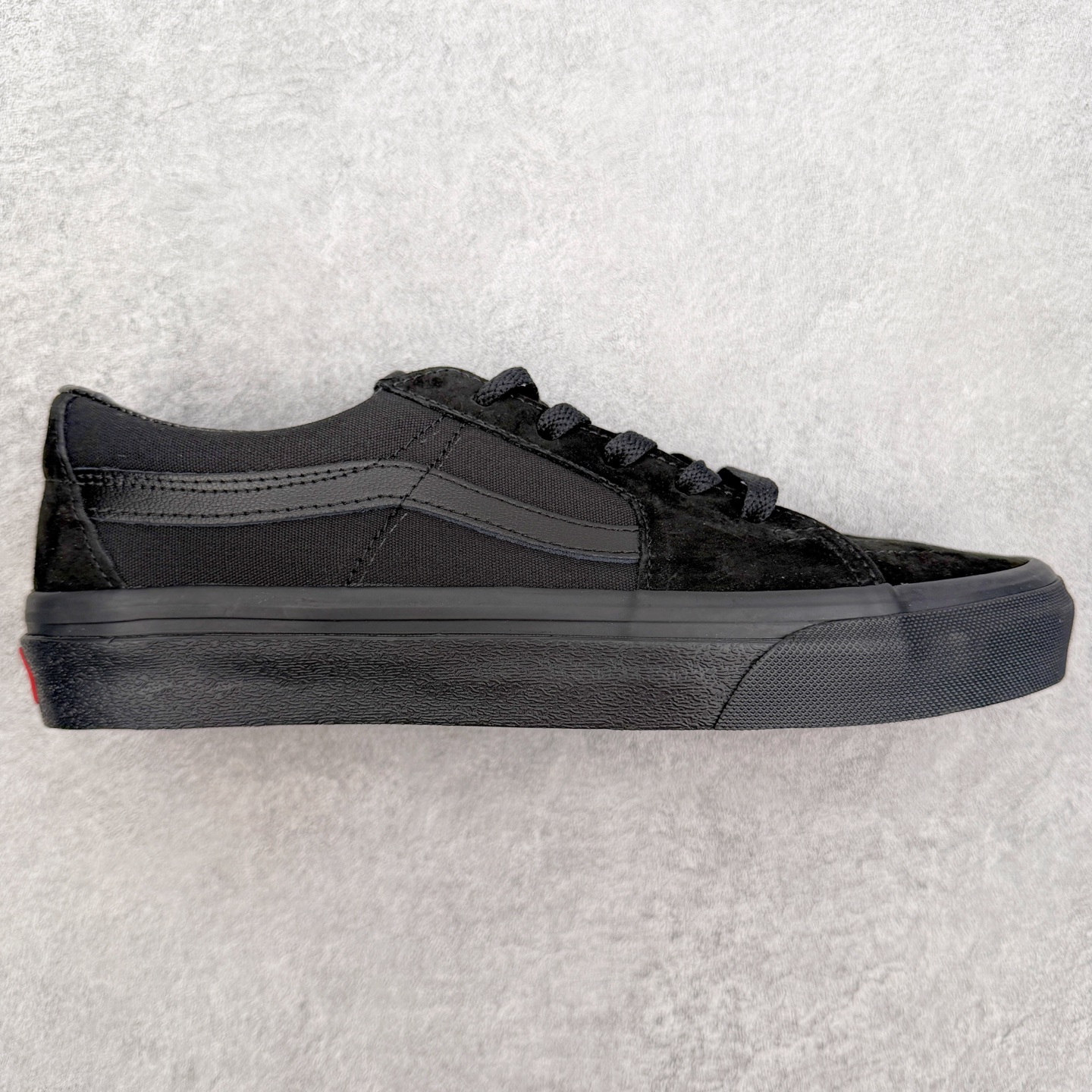 Vans Sk8-Low 黑武士范斯复古休闲硫化帆布鞋鞋款以黑色麂皮拼接帆布鞋面打造整体鞋身 以SK8-