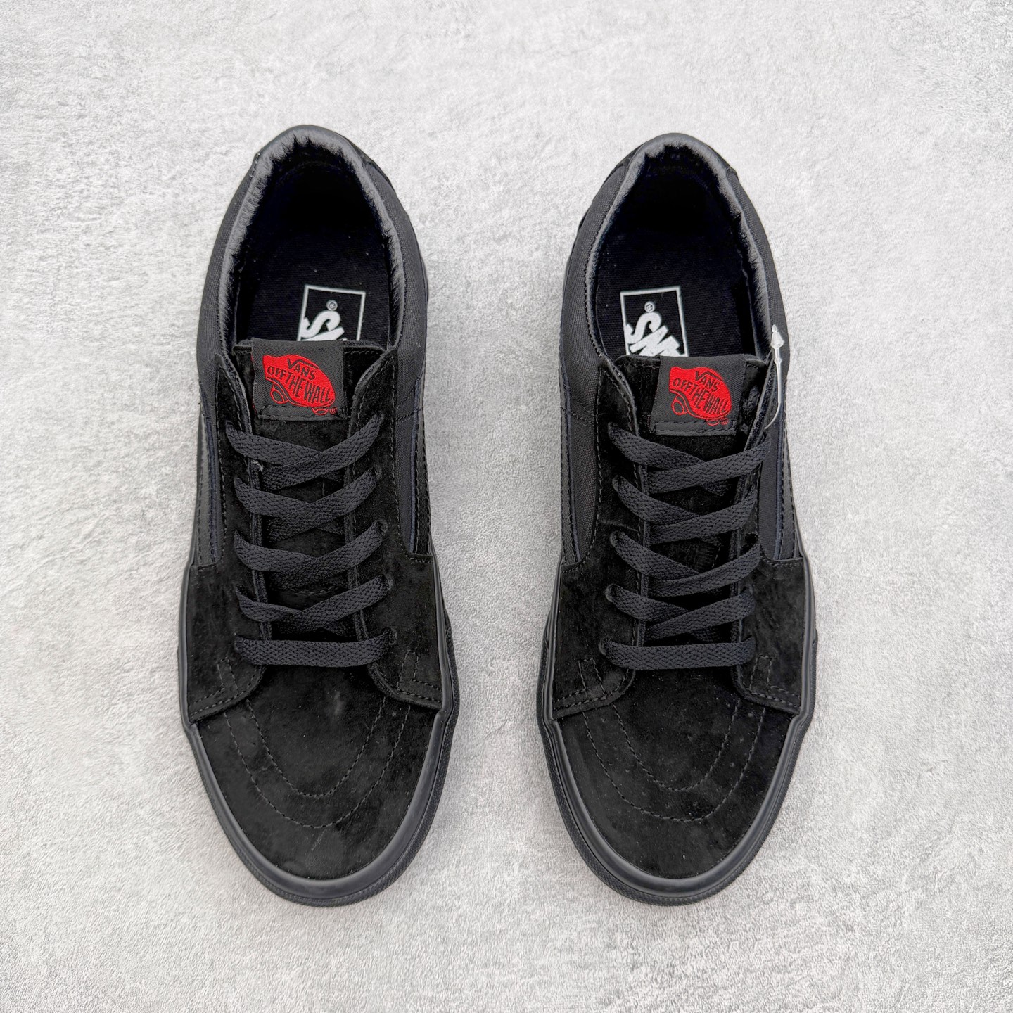 Vans Sk8-Low 黑武士范斯复古休闲硫化帆布鞋鞋款以黑色麂皮拼接帆布鞋面打造整体鞋身 以SK8-