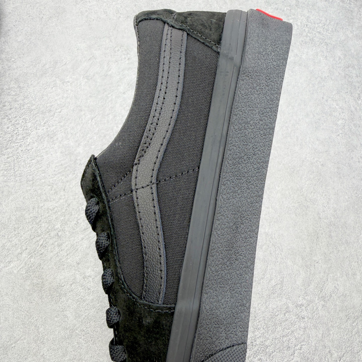 Vans Sk8-Low 黑武士范斯复古休闲硫化帆布鞋鞋款以黑色麂皮拼接帆布鞋面打造整体鞋身 以SK8-