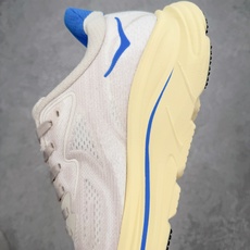 HOKA ONE ONE Clifton 克里夫顿10代专业性能减震公路跑步鞋 轻盈透气的针织网面和纱线 HOKA ONE ONE Clifton 克里夫顿10代专业性能减震公路跑步鞋 轻盈透气的针织网面和纱线