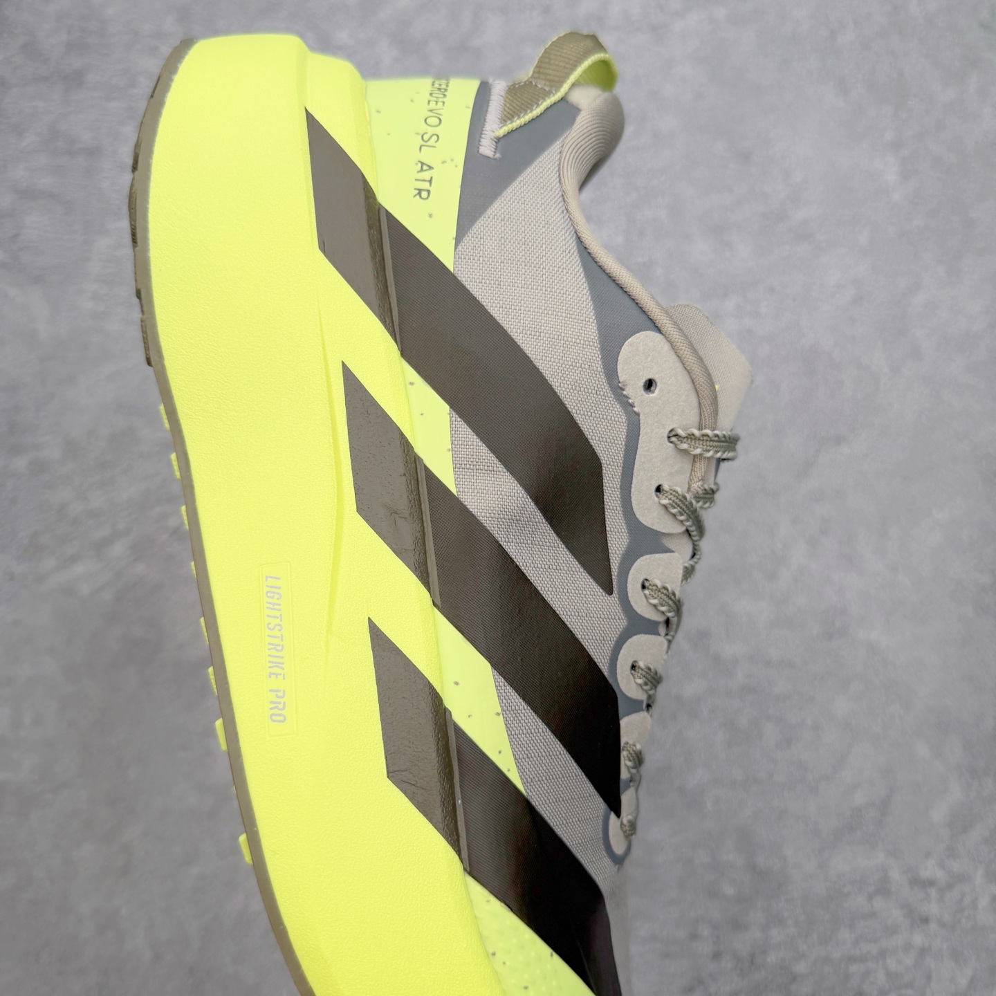 AD Adizero EVO SL ATR M 马拉松竞速专业跑鞋 CELERMESH针织网面非常轻薄 纤维间的缝隙很大