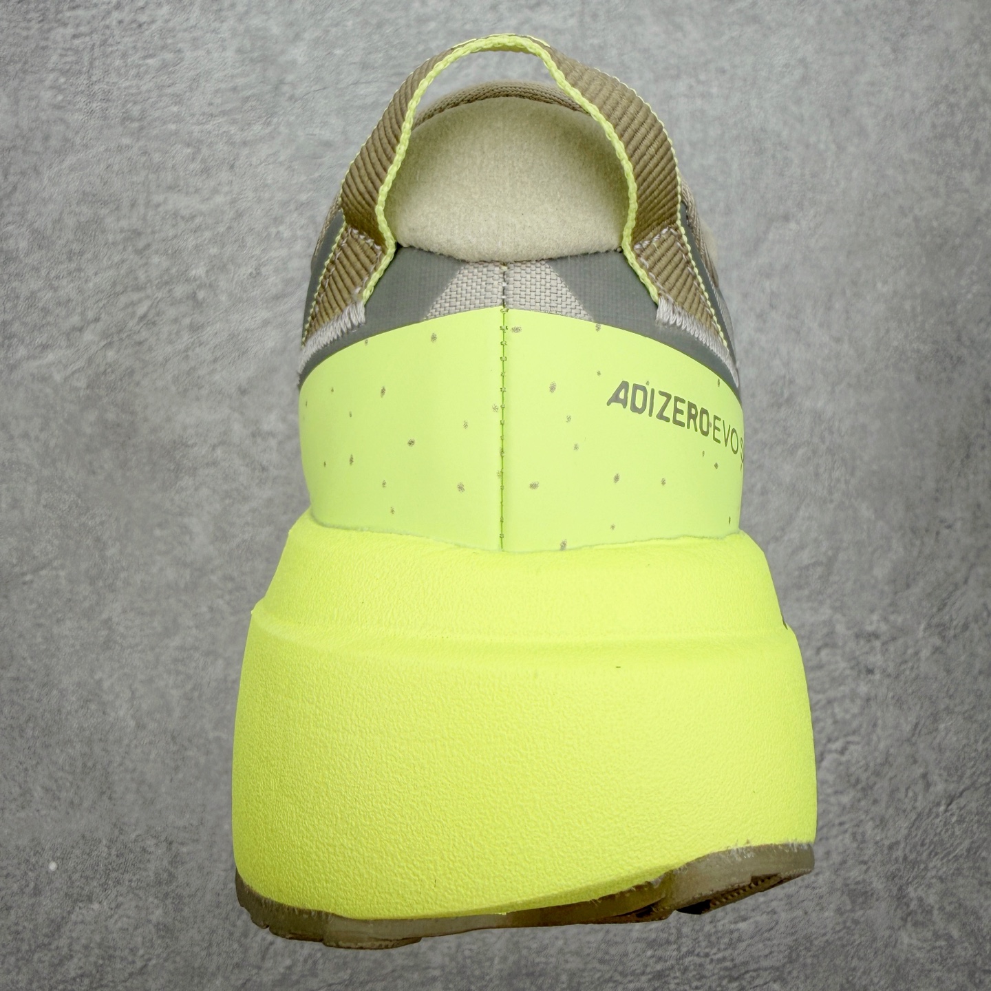AD Adizero EVO SL ATR M 马拉松竞速专业跑鞋 CELERMESH针织网面非常轻薄 纤维间的缝隙很大