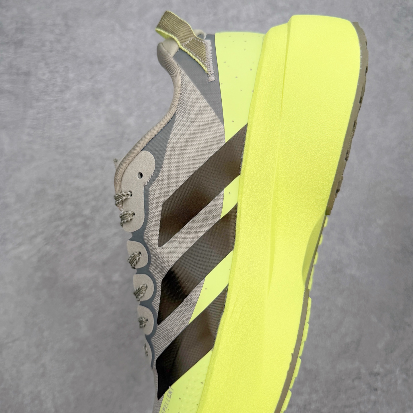 AD Adizero EVO SL ATR M 马拉松竞速专业跑鞋 CELERMESH针织网面非常轻薄 纤维间的缝隙很大