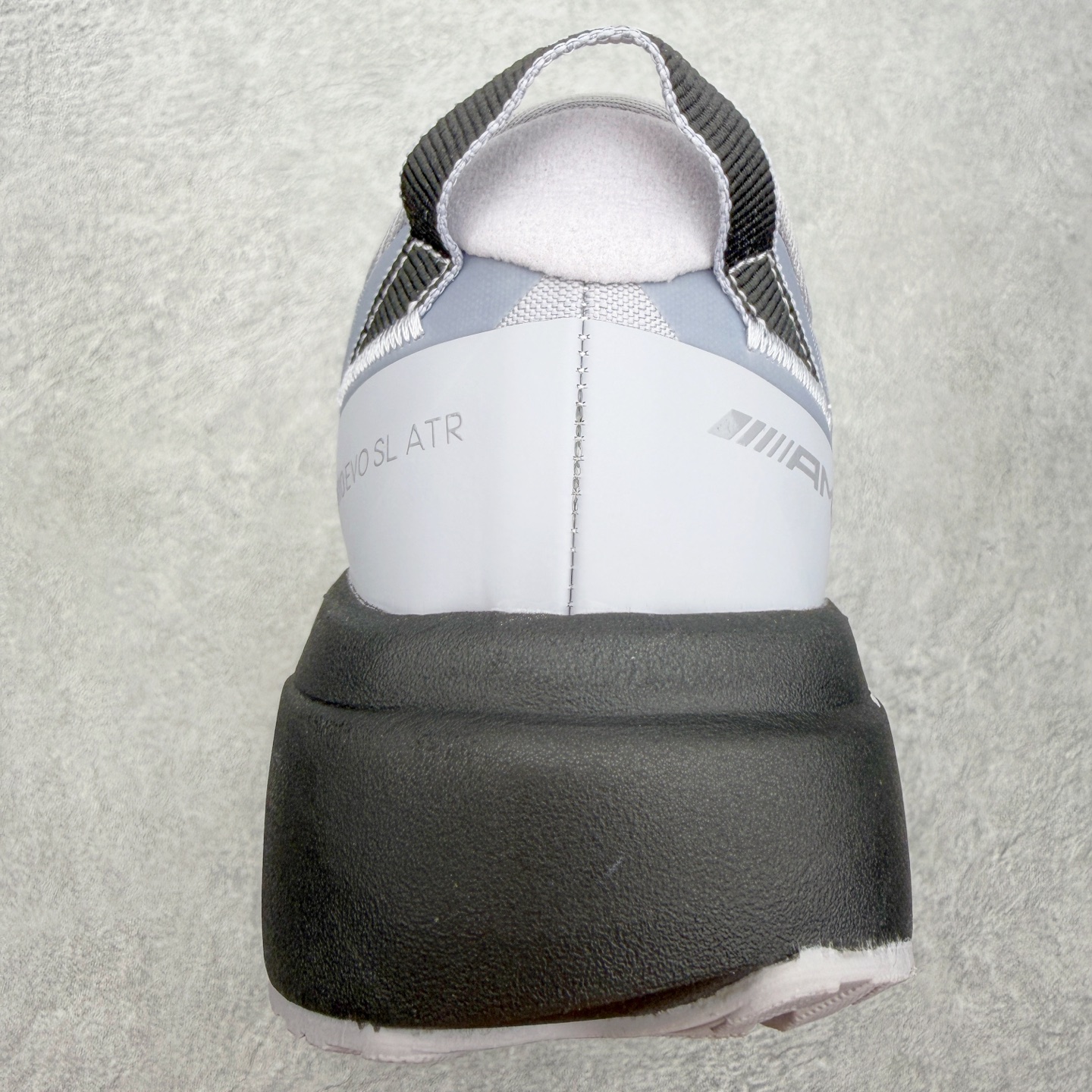 AD Adizero EVO SL ATR M 马拉松竞速专业跑鞋 CELERMESH针织网面非常轻薄 纤维间的缝隙很大 AD Adizero EVO SL ATR M 马拉松竞速专业跑鞋 CELERMESH针织网面非常轻薄 纤维间的缝隙很大