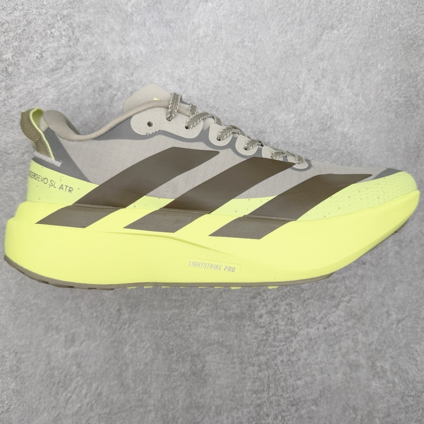 AD Adizero EVO SL ATR M 马拉松竞速专业跑鞋 CELERMESH针织网面非常轻薄 纤维间的缝隙很大