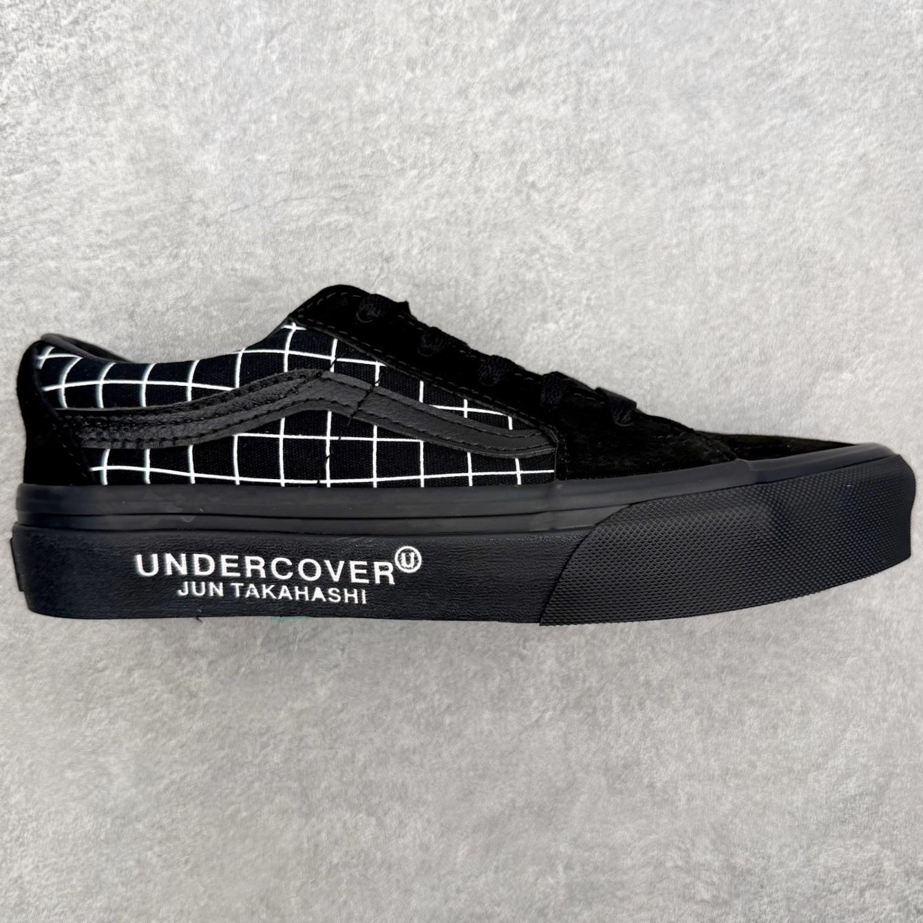 Undercover x Vans Sk8-Low  高街联名 复古休闲低帮网格滑板鞋 鞋身采用翻毛皮拼接网格帆布材质 