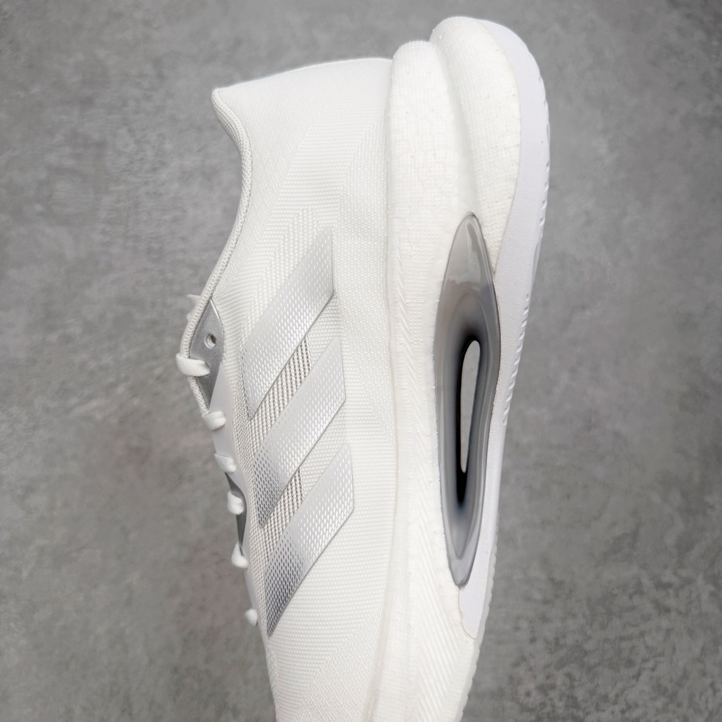 #RS纯原 AD VELOSTAR Light Boost 中性透气日常训练慢跑鞋|白色 KJ3886 产品概述 定位日 #RS纯原 AD VELOSTAR Light Boost 中性透气日常训练慢跑鞋|白色 KJ3886 产品概述 定位日