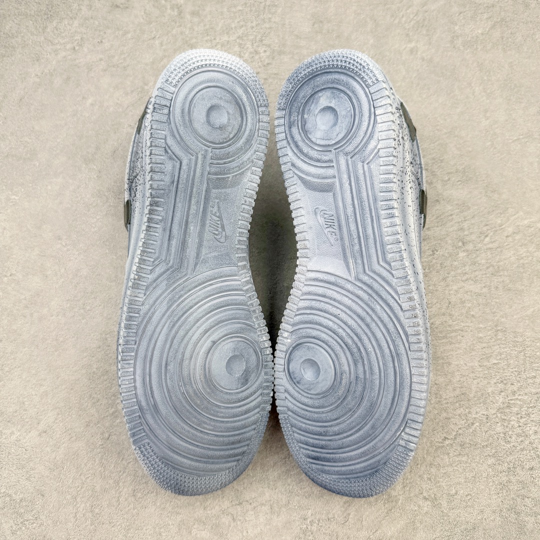 图片[9]-＃G版纯原 NK Air Force 1 Low 空军一号低帮休闲板鞋 克罗心联名定制配色 CW2288-111 该鞋款整体以纯白空军作为基鞋纯手工定制改造 融入克罗心文化元素 采用侵染做旧油泼墨 克罗心十字架徽标 后跟印有上帝保佑 \\\”Godbless\\\” 英文字样 INS客制大神限定配色 同步官方2022全新版本 不规则波浪大底咬花 全鞋电脑针车 工整有序 视觉效果满分 原厂拉帮手法 标准四线 密度针距针孔大小控制到位 原装反口里网布海绵 正确卡色网眼大小 新版鞋撑改用纸团代替 原厂港宝加持完美还原灵魂版型 原盒原配从里到外百分百还原 原厂全头层原厂皮料 原标原盒 内置Sole气垫 中底白色背胶 中底划线 已经无限的接近公司 原厂楦头 原厂刺绣 后跟弧度修正 独家私模最大开发到47.5 尺码：35.5 36 36.5 37.5 38 38.5 39 40 40.5 41 42 42.5 43 44 44.5 45 46 47.5-选品中心