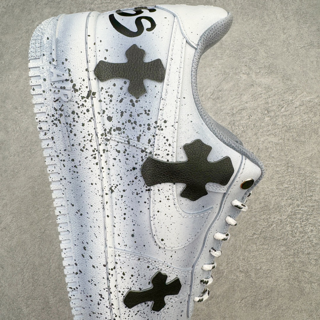 图片[6]-＃G版纯原 NK Air Force 1 Low 空军一号低帮休闲板鞋 克罗心联名定制配色 CW2288-111 该鞋款整体以纯白空军作为基鞋纯手工定制改造 融入克罗心文化元素 采用侵染做旧油泼墨 克罗心十字架徽标 后跟印有上帝保佑 \\\”Godbless\\\” 英文字样 INS客制大神限定配色 同步官方2022全新版本 不规则波浪大底咬花 全鞋电脑针车 工整有序 视觉效果满分 原厂拉帮手法 标准四线 密度针距针孔大小控制到位 原装反口里网布海绵 正确卡色网眼大小 新版鞋撑改用纸团代替 原厂港宝加持完美还原灵魂版型 原盒原配从里到外百分百还原 原厂全头层原厂皮料 原标原盒 内置Sole气垫 中底白色背胶 中底划线 已经无限的接近公司 原厂楦头 原厂刺绣 后跟弧度修正 独家私模最大开发到47.5 尺码：35.5 36 36.5 37.5 38 38.5 39 40 40.5 41 42 42.5 43 44 44.5 45 46 47.5-选品中心