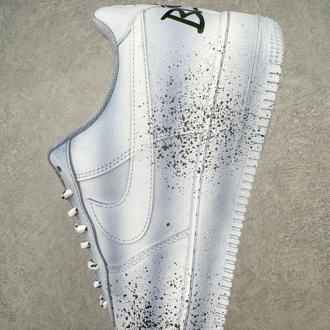 图片[7]-＃G版纯原 NK Air Force 1 Low 空军一号低帮休闲板鞋 克罗心联名定制配色 CW2288-111 该鞋款整体以纯白空军作为基鞋纯手工定制改造 融入克罗心文化元素 采用侵染做旧油泼墨 克罗心十字架徽标 后跟印有上帝保佑 \\\”Godbless\\\” 英文字样 INS客制大神限定配色 同步官方2022全新版本 不规则波浪大底咬花 全鞋电脑针车 工整有序 视觉效果满分 原厂拉帮手法 标准四线 密度针距针孔大小控制到位 原装反口里网布海绵 正确卡色网眼大小 新版鞋撑改用纸团代替 原厂港宝加持完美还原灵魂版型 原盒原配从里到外百分百还原 原厂全头层原厂皮料 原标原盒 内置Sole气垫 中底白色背胶 中底划线 已经无限的接近公司 原厂楦头 原厂刺绣 后跟弧度修正 独家私模最大开发到47.5 尺码：35.5 36 36.5 37.5 38 38.5 39 40 40.5 41 42 42.5 43 44 44.5 45 46 47.5-选品中心