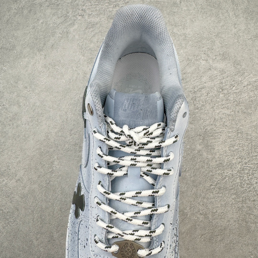 图片[5]-＃G版纯原 NK Air Force 1 Low 空军一号低帮休闲板鞋 克罗心联名定制配色 CW2288-111 该鞋款整体以纯白空军作为基鞋纯手工定制改造 融入克罗心文化元素 采用侵染做旧油泼墨 克罗心十字架徽标 后跟印有上帝保佑 \\\”Godbless\\\” 英文字样 INS客制大神限定配色 同步官方2022全新版本 不规则波浪大底咬花 全鞋电脑针车 工整有序 视觉效果满分 原厂拉帮手法 标准四线 密度针距针孔大小控制到位 原装反口里网布海绵 正确卡色网眼大小 新版鞋撑改用纸团代替 原厂港宝加持完美还原灵魂版型 原盒原配从里到外百分百还原 原厂全头层原厂皮料 原标原盒 内置Sole气垫 中底白色背胶 中底划线 已经无限的接近公司 原厂楦头 原厂刺绣 后跟弧度修正 独家私模最大开发到47.5 尺码：35.5 36 36.5 37.5 38 38.5 39 40 40.5 41 42 42.5 43 44 44.5 45 46 47.5-选品中心