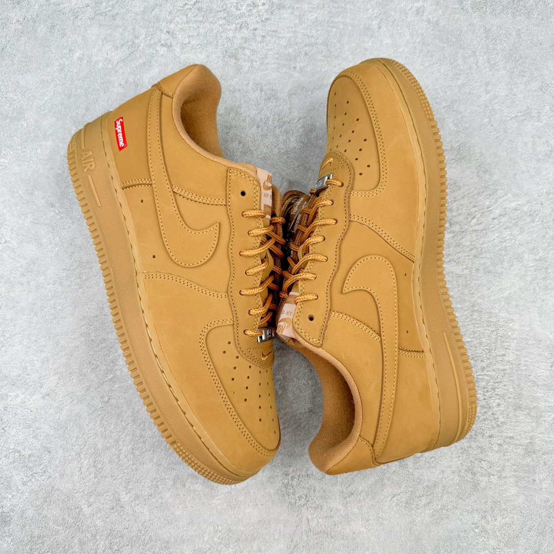 图片[3]-＃G版纯原 Supreme X NK AIR Force 1 Low Flax 空军一号联名 小麦色 DN1555-200 同步官方2022全新版本 全新翻盖原盒配件 不规则波浪大底咬花 全鞋电脑针车 工整有序 视觉效果满分 原厂拉帮手法 标准四线 密度针距针孔大小控制到位 原装反口里网布海绵 正确卡色网眼大小 新版鞋撑改用纸团代替 原厂港宝加持完美还原灵魂版型 原盒原配从里到外百分百还原 原厂全头层原厂皮料 原标原盒 内置Sole气垫 中底白色背胶 中底划线 已经无限的接近公司 原厂楦头 原厂刺绣 后跟弧度修正 独家私模最大开发到48.5 尺码：35.5 36 36.5 37.5 38 38.5 39 40 40.5 41 42 42.5 43 44 44.5 45 46 47.5 48.5-选品中心