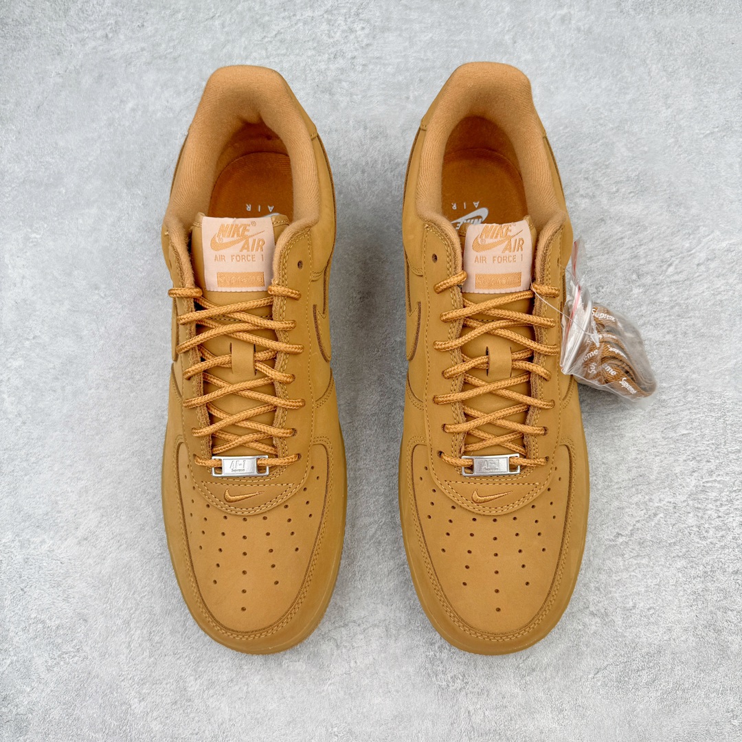 图片[2]-＃G版纯原 Supreme X NK AIR Force 1 Low Flax 空军一号联名 小麦色 DN1555-200 同步官方2022全新版本 全新翻盖原盒配件 不规则波浪大底咬花 全鞋电脑针车 工整有序 视觉效果满分 原厂拉帮手法 标准四线 密度针距针孔大小控制到位 原装反口里网布海绵 正确卡色网眼大小 新版鞋撑改用纸团代替 原厂港宝加持完美还原灵魂版型 原盒原配从里到外百分百还原 原厂全头层原厂皮料 原标原盒 内置Sole气垫 中底白色背胶 中底划线 已经无限的接近公司 原厂楦头 原厂刺绣 后跟弧度修正 独家私模最大开发到48.5 尺码：35.5 36 36.5 37.5 38 38.5 39 40 40.5 41 42 42.5 43 44 44.5 45 46 47.5 48.5-选品中心