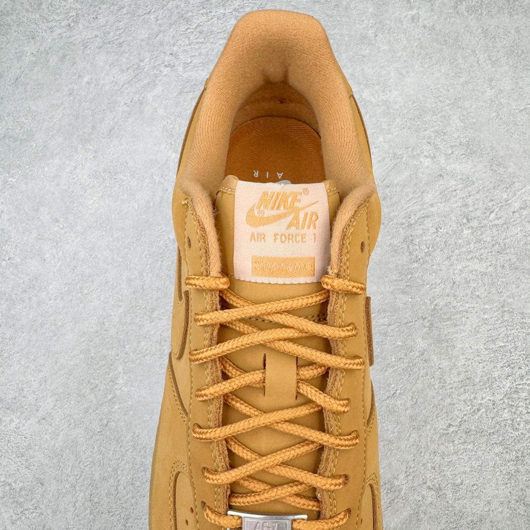 图片[5]-＃G版纯原 Supreme X NK AIR Force 1 Low Flax 空军一号联名 小麦色 DN1555-200 同步官方2022全新版本 全新翻盖原盒配件 不规则波浪大底咬花 全鞋电脑针车 工整有序 视觉效果满分 原厂拉帮手法 标准四线 密度针距针孔大小控制到位 原装反口里网布海绵 正确卡色网眼大小 新版鞋撑改用纸团代替 原厂港宝加持完美还原灵魂版型 原盒原配从里到外百分百还原 原厂全头层原厂皮料 原标原盒 内置Sole气垫 中底白色背胶 中底划线 已经无限的接近公司 原厂楦头 原厂刺绣 后跟弧度修正 独家私模最大开发到48.5 尺码：35.5 36 36.5 37.5 38 38.5 39 40 40.5 41 42 42.5 43 44 44.5 45 46 47.5 48.5-选品中心