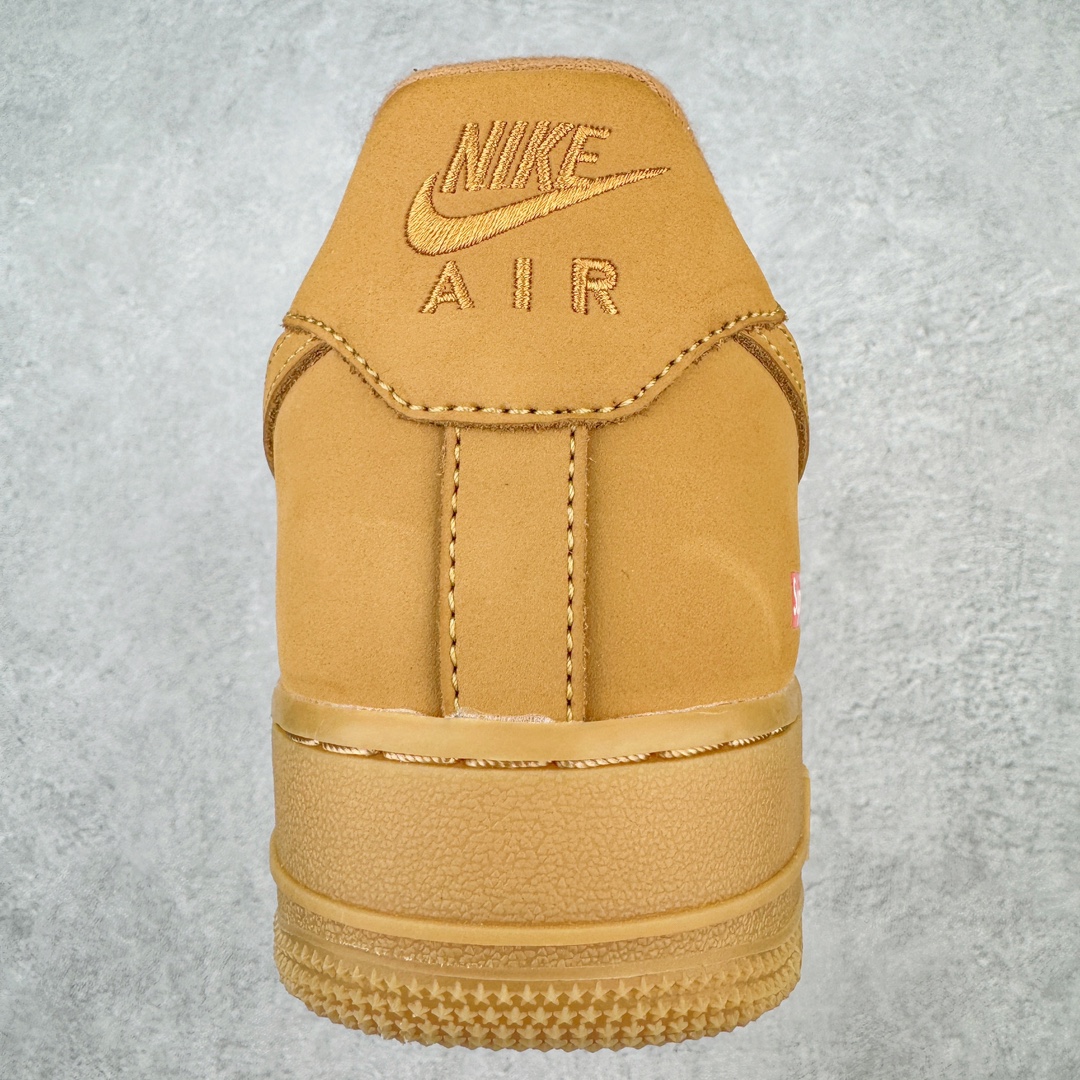 图片[8]-＃G版纯原 Supreme X NK AIR Force 1 Low Flax 空军一号联名 小麦色 DN1555-200 同步官方2022全新版本 全新翻盖原盒配件 不规则波浪大底咬花 全鞋电脑针车 工整有序 视觉效果满分 原厂拉帮手法 标准四线 密度针距针孔大小控制到位 原装反口里网布海绵 正确卡色网眼大小 新版鞋撑改用纸团代替 原厂港宝加持完美还原灵魂版型 原盒原配从里到外百分百还原 原厂全头层原厂皮料 原标原盒 内置Sole气垫 中底白色背胶 中底划线 已经无限的接近公司 原厂楦头 原厂刺绣 后跟弧度修正 独家私模最大开发到48.5 尺码：35.5 36 36.5 37.5 38 38.5 39 40 40.5 41 42 42.5 43 44 44.5 45 46 47.5 48.5-选品中心