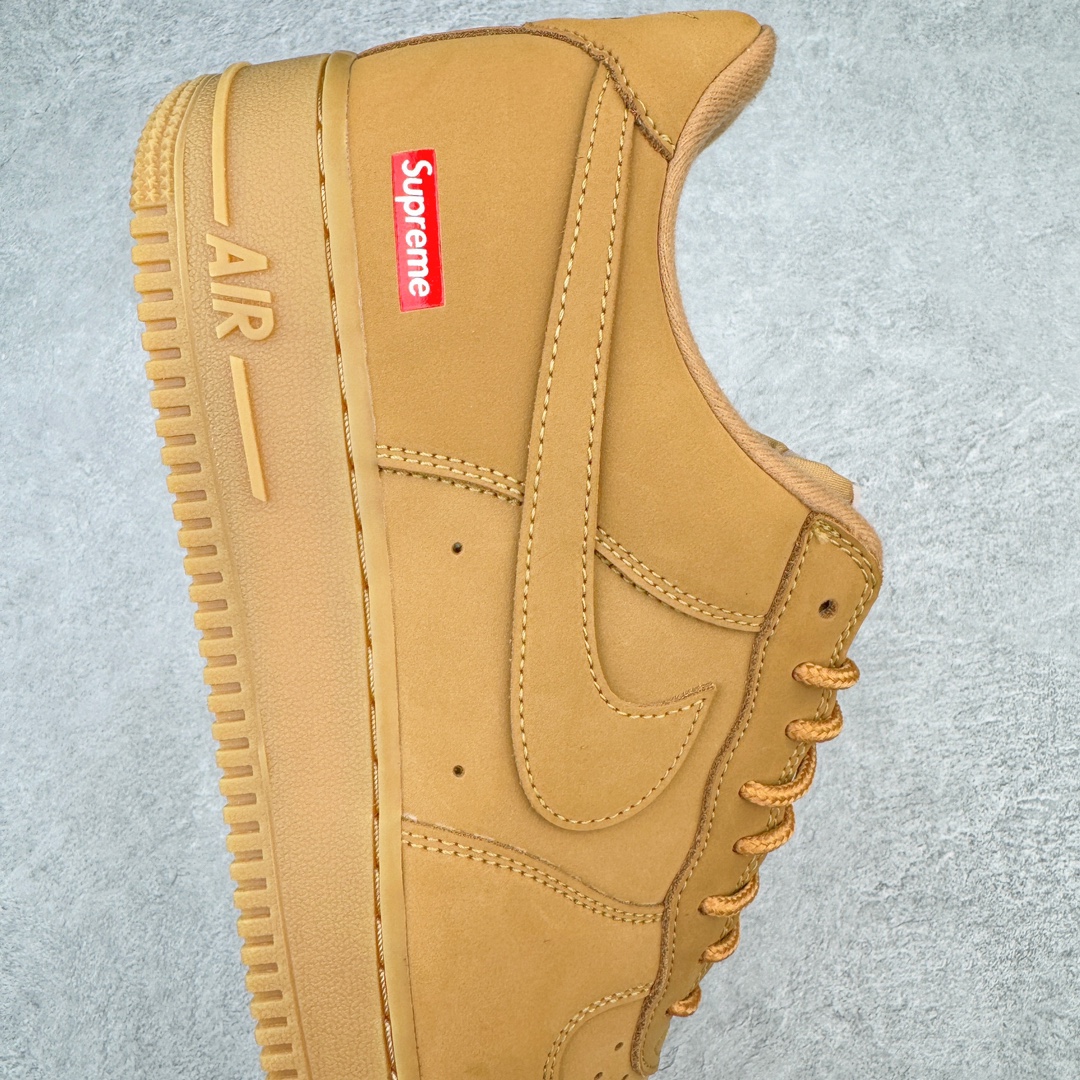 图片[6]-＃G版纯原 Supreme X NK AIR Force 1 Low Flax 空军一号联名 小麦色 DN1555-200 同步官方2022全新版本 全新翻盖原盒配件 不规则波浪大底咬花 全鞋电脑针车 工整有序 视觉效果满分 原厂拉帮手法 标准四线 密度针距针孔大小控制到位 原装反口里网布海绵 正确卡色网眼大小 新版鞋撑改用纸团代替 原厂港宝加持完美还原灵魂版型 原盒原配从里到外百分百还原 原厂全头层原厂皮料 原标原盒 内置Sole气垫 中底白色背胶 中底划线 已经无限的接近公司 原厂楦头 原厂刺绣 后跟弧度修正 独家私模最大开发到48.5 尺码：35.5 36 36.5 37.5 38 38.5 39 40 40.5 41 42 42.5 43 44 44.5 45 46 47.5 48.5-选品中心