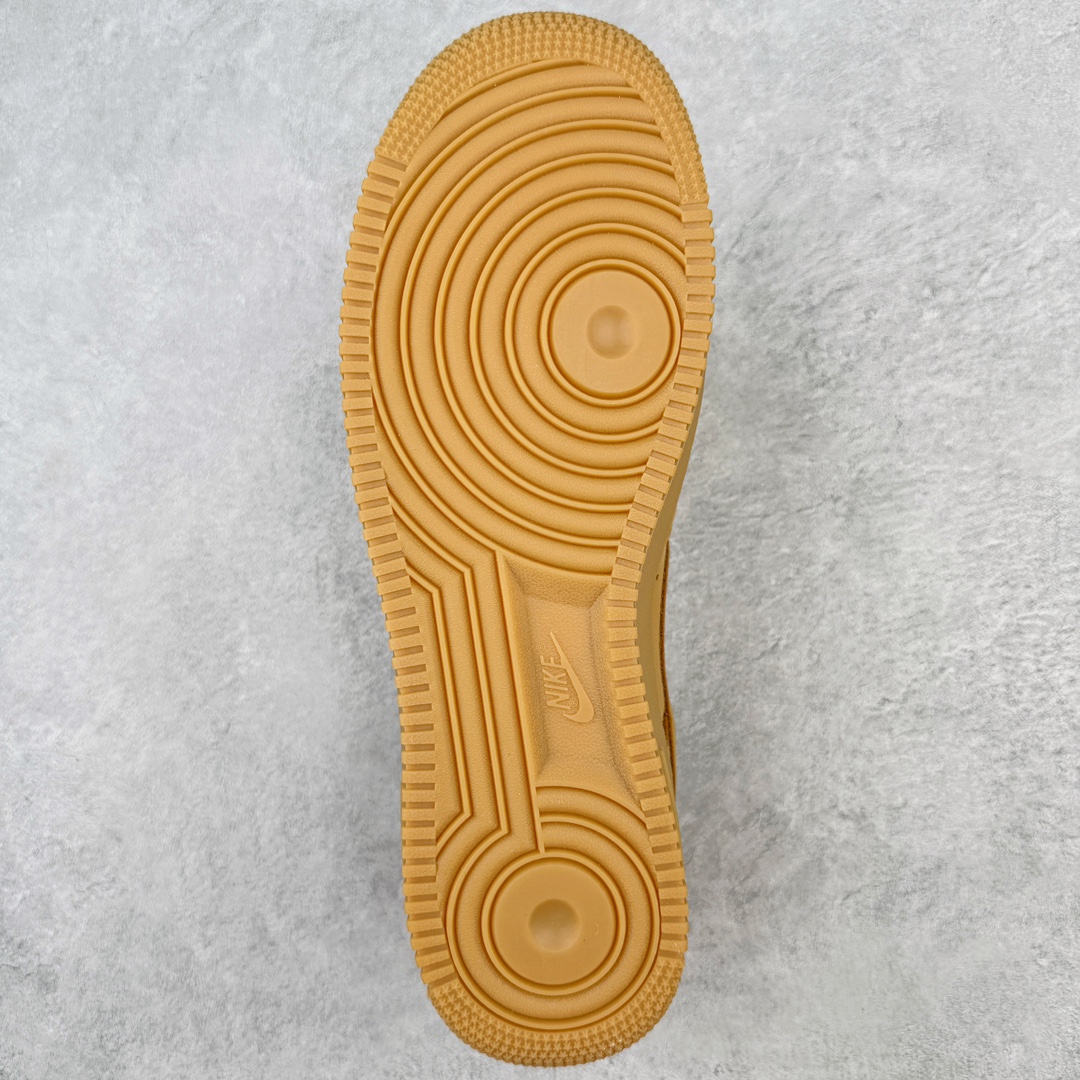 图片[9]-＃G版纯原 Supreme X NK AIR Force 1 Low Flax 空军一号联名 小麦色 DN1555-200 同步官方2022全新版本 全新翻盖原盒配件 不规则波浪大底咬花 全鞋电脑针车 工整有序 视觉效果满分 原厂拉帮手法 标准四线 密度针距针孔大小控制到位 原装反口里网布海绵 正确卡色网眼大小 新版鞋撑改用纸团代替 原厂港宝加持完美还原灵魂版型 原盒原配从里到外百分百还原 原厂全头层原厂皮料 原标原盒 内置Sole气垫 中底白色背胶 中底划线 已经无限的接近公司 原厂楦头 原厂刺绣 后跟弧度修正 独家私模最大开发到48.5 尺码：35.5 36 36.5 37.5 38 38.5 39 40 40.5 41 42 42.5 43 44 44.5 45 46 47.5 48.5-选品中心