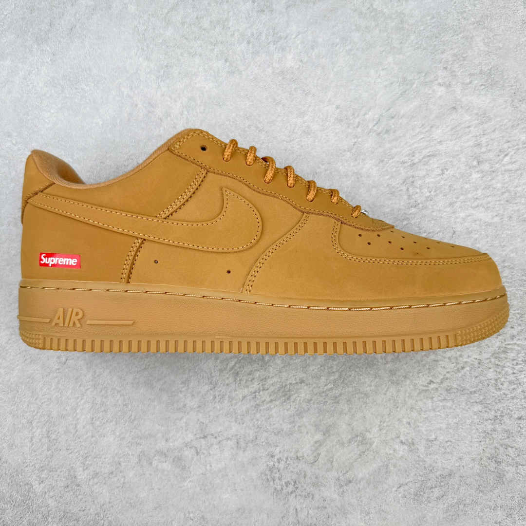 ＃G版纯原 Supreme X NK AIR Force 1 Low Flax 空军一号联名 小麦色 DN1555-200 同步官方2022全新版本 全新翻盖原盒配件 不规则波浪大底咬花 全鞋电脑针车 工整有序 视觉效果满分 原厂拉帮手法 标准四线 密度针距针孔大小控制到位 原装反口里网布海绵 正确卡色网眼大小 新版鞋撑改用纸团代替 原厂港宝加持完美还原灵魂版型 原盒原配从里到外百分百还原 原厂全头层原厂皮料 原标原盒 内置Sole气垫 中底白色背胶 中底划线 已经无限的接近公司 原厂楦头 原厂刺绣 后跟弧度修正 独家私模最大开发到48.5 尺码：35.5 36 36.5 37.5 38 38.5 39 40 40.5 41 42 42.5 43 44 44.5 45 46 47.5 48.5-选品中心