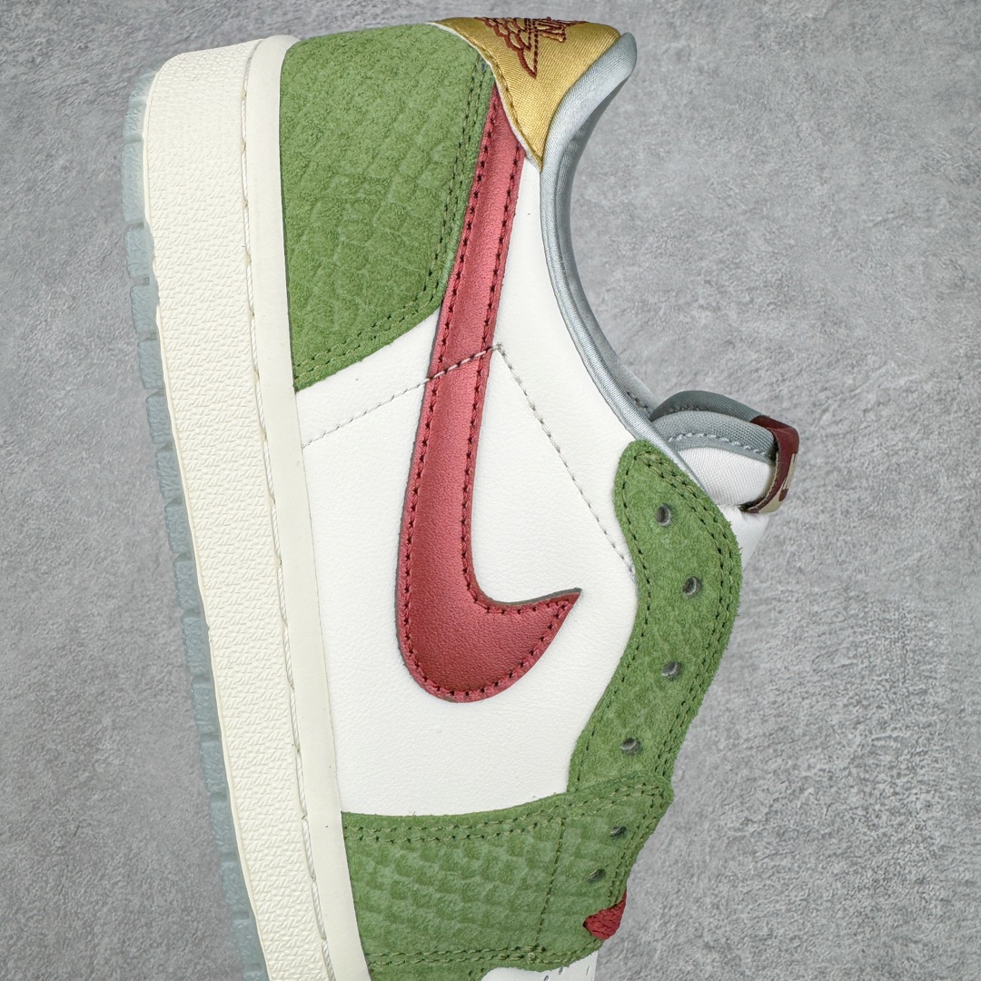 图片[6]-＃LJ渠道版福利 Air Jordan AJ1 Low OG \\\”Year of the Dragon\\\”CNY 龙年限定白绿 FN3727-100 重金购入原厂楦头原纸板开发 后跟弧度收口自然不对折 极致一眼正品既视感 原厂皮料 进口玻璃冲刀皮料裁剪零毛边 承诺百分百一致原鞋 全鞋电脑针车工艺 鞋面清洁度最高QC检验标准 控制溢胶 整双鞋将白色作为底色 使用绿色、红色、金色等多种色彩装点鞋面 构造出丰富的色彩体系材质方面最值得一提的便是绿色轮廓的皮质 其表面纹路酷似 “龙鳞” 的造型样式 不得不说这样的设计足够吸睛 鞋垫上也有全新的灵感体现 这次设计 Jordan Brand 还选择将中国传统文化中的 “长命锁” 也融入其中 其实不仅仅在鞋垫上 在此次随鞋附赠的配件当中也有所体现通过图片不难看出 除了一个 “长命锁” 造型的挂件外还有两个不同样式的红包其中左侧红包上同样印有 “长命锁” 的寓意图案 而在右侧的红包上则展现出的是 “龙凤呈祥” 的样式 尺码：36 36.5 37.5 38 38.5 39 40 40.5 41 42 42.5 43 44 44.5 45 46 47.5-选品中心
