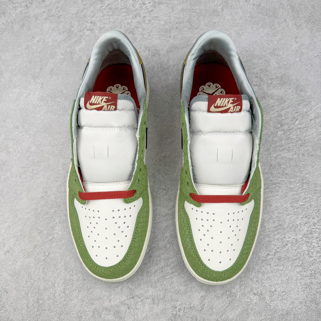 图片[2]-＃LJ渠道版福利 Air Jordan AJ1 Low OG \\\”Year of the Dragon\\\”CNY 龙年限定白绿 FN3727-100 重金购入原厂楦头原纸板开发 后跟弧度收口自然不对折 极致一眼正品既视感 原厂皮料 进口玻璃冲刀皮料裁剪零毛边 承诺百分百一致原鞋 全鞋电脑针车工艺 鞋面清洁度最高QC检验标准 控制溢胶 整双鞋将白色作为底色 使用绿色、红色、金色等多种色彩装点鞋面 构造出丰富的色彩体系材质方面最值得一提的便是绿色轮廓的皮质 其表面纹路酷似 “龙鳞” 的造型样式 不得不说这样的设计足够吸睛 鞋垫上也有全新的灵感体现 这次设计 Jordan Brand 还选择将中国传统文化中的 “长命锁” 也融入其中 其实不仅仅在鞋垫上 在此次随鞋附赠的配件当中也有所体现通过图片不难看出 除了一个 “长命锁” 造型的挂件外还有两个不同样式的红包其中左侧红包上同样印有 “长命锁” 的寓意图案 而在右侧的红包上则展现出的是 “龙凤呈祥” 的样式 尺码：36 36.5 37.5 38 38.5 39 40 40.5 41 42 42.5 43 44 44.5 45 46 47.5-选品中心