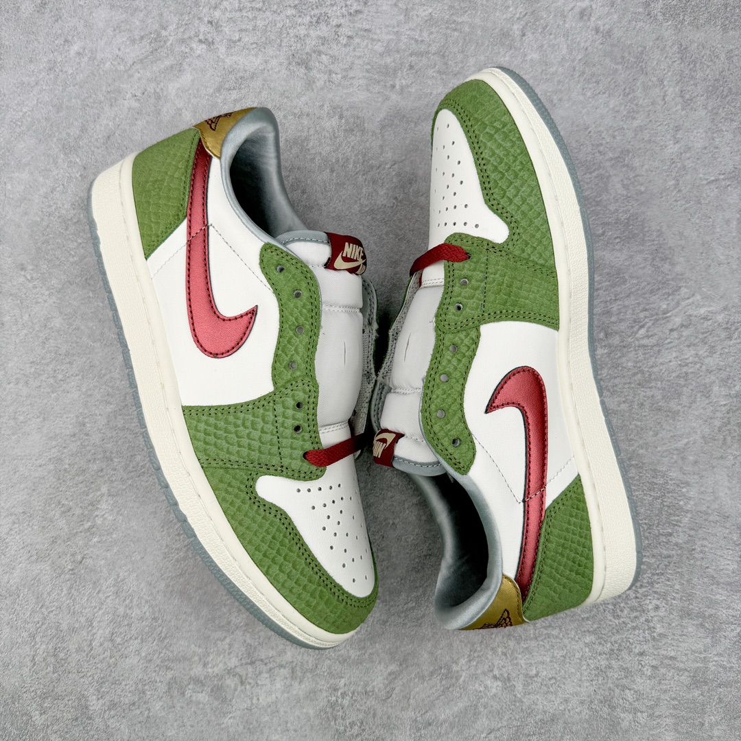 图片[3]-＃LJ渠道版福利 Air Jordan AJ1 Low OG \\\”Year of the Dragon\\\”CNY 龙年限定白绿 FN3727-100 重金购入原厂楦头原纸板开发 后跟弧度收口自然不对折 极致一眼正品既视感 原厂皮料 进口玻璃冲刀皮料裁剪零毛边 承诺百分百一致原鞋 全鞋电脑针车工艺 鞋面清洁度最高QC检验标准 控制溢胶 整双鞋将白色作为底色 使用绿色、红色、金色等多种色彩装点鞋面 构造出丰富的色彩体系材质方面最值得一提的便是绿色轮廓的皮质 其表面纹路酷似 “龙鳞” 的造型样式 不得不说这样的设计足够吸睛 鞋垫上也有全新的灵感体现 这次设计 Jordan Brand 还选择将中国传统文化中的 “长命锁” 也融入其中 其实不仅仅在鞋垫上 在此次随鞋附赠的配件当中也有所体现通过图片不难看出 除了一个 “长命锁” 造型的挂件外还有两个不同样式的红包其中左侧红包上同样印有 “长命锁” 的寓意图案 而在右侧的红包上则展现出的是 “龙凤呈祥” 的样式 尺码：36 36.5 37.5 38 38.5 39 40 40.5 41 42 42.5 43 44 44.5 45 46 47.5-选品中心