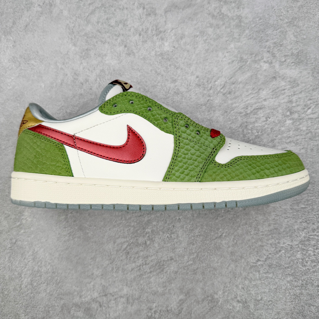 ＃LJ渠道版福利 Air Jordan AJ1 Low OG \\\”Year of the Dragon\\\”CNY 龙年限定白绿 FN3727-100 重金购入原厂楦头原纸板开发 后跟弧度收口自然不对折 极致一眼正品既视感 原厂皮料 进口玻璃冲刀皮料裁剪零毛边 承诺百分百一致原鞋 全鞋电脑针车工艺 鞋面清洁度最高QC检验标准 控制溢胶 整双鞋将白色作为底色 使用绿色、红色、金色等多种色彩装点鞋面 构造出丰富的色彩体系材质方面最值得一提的便是绿色轮廓的皮质 其表面纹路酷似 “龙鳞” 的造型样式 不得不说这样的设计足够吸睛 鞋垫上也有全新的灵感体现 这次设计 Jordan Brand 还选择将中国传统文化中的 “长命锁” 也融入其中 其实不仅仅在鞋垫上 在此次随鞋附赠的配件当中也有所体现通过图片不难看出 除了一个 “长命锁” 造型的挂件外还有两个不同样式的红包其中左侧红包上同样印有 “长命锁” 的寓意图案 而在右侧的红包上则展现出的是 “龙凤呈祥” 的样式 尺码：36 36.5 37.5 38 38.5 39 40 40.5 41 42 42.5 43 44 44.5 45 46 47.5-选品中心
