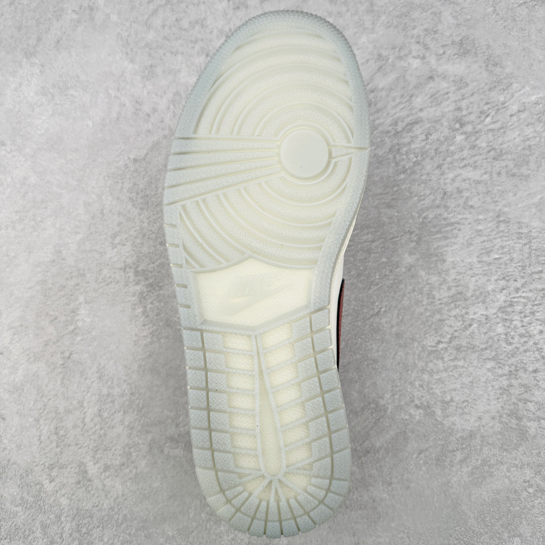 图片[9]-＃LJ渠道版福利 Air Jordan AJ1 Low OG \\\”Year of the Dragon\\\”CNY 龙年限定白绿 FN3727-100 重金购入原厂楦头原纸板开发 后跟弧度收口自然不对折 极致一眼正品既视感 原厂皮料 进口玻璃冲刀皮料裁剪零毛边 承诺百分百一致原鞋 全鞋电脑针车工艺 鞋面清洁度最高QC检验标准 控制溢胶 整双鞋将白色作为底色 使用绿色、红色、金色等多种色彩装点鞋面 构造出丰富的色彩体系材质方面最值得一提的便是绿色轮廓的皮质 其表面纹路酷似 “龙鳞” 的造型样式 不得不说这样的设计足够吸睛 鞋垫上也有全新的灵感体现 这次设计 Jordan Brand 还选择将中国传统文化中的 “长命锁” 也融入其中 其实不仅仅在鞋垫上 在此次随鞋附赠的配件当中也有所体现通过图片不难看出 除了一个 “长命锁” 造型的挂件外还有两个不同样式的红包其中左侧红包上同样印有 “长命锁” 的寓意图案 而在右侧的红包上则展现出的是 “龙凤呈祥” 的样式 尺码：36 36.5 37.5 38 38.5 39 40 40.5 41 42 42.5 43 44 44.5 45 46 47.5-选品中心