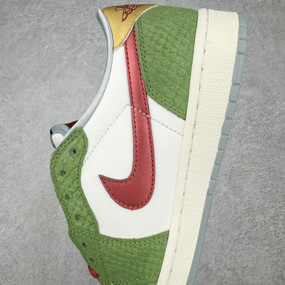 图片[7]-＃LJ渠道版福利 Air Jordan AJ1 Low OG \\\”Year of the Dragon\\\”CNY 龙年限定白绿 FN3727-100 重金购入原厂楦头原纸板开发 后跟弧度收口自然不对折 极致一眼正品既视感 原厂皮料 进口玻璃冲刀皮料裁剪零毛边 承诺百分百一致原鞋 全鞋电脑针车工艺 鞋面清洁度最高QC检验标准 控制溢胶 整双鞋将白色作为底色 使用绿色、红色、金色等多种色彩装点鞋面 构造出丰富的色彩体系材质方面最值得一提的便是绿色轮廓的皮质 其表面纹路酷似 “龙鳞” 的造型样式 不得不说这样的设计足够吸睛 鞋垫上也有全新的灵感体现 这次设计 Jordan Brand 还选择将中国传统文化中的 “长命锁” 也融入其中 其实不仅仅在鞋垫上 在此次随鞋附赠的配件当中也有所体现通过图片不难看出 除了一个 “长命锁” 造型的挂件外还有两个不同样式的红包其中左侧红包上同样印有 “长命锁” 的寓意图案 而在右侧的红包上则展现出的是 “龙凤呈祥” 的样式 尺码：36 36.5 37.5 38 38.5 39 40 40.5 41 42 42.5 43 44 44.5 45 46 47.5-选品中心