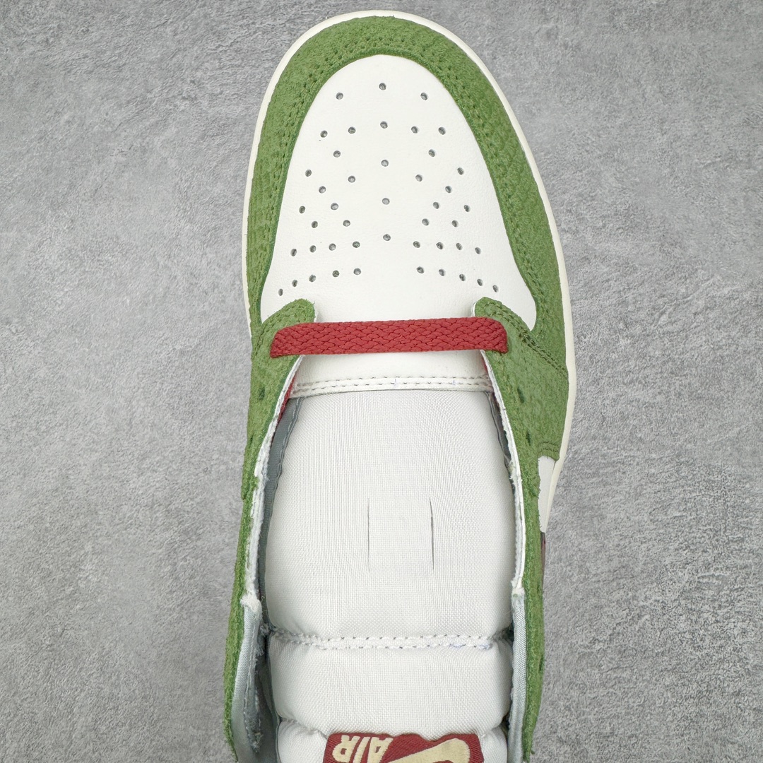 图片[4]-＃LJ渠道版福利 Air Jordan AJ1 Low OG \\\”Year of the Dragon\\\”CNY 龙年限定白绿 FN3727-100 重金购入原厂楦头原纸板开发 后跟弧度收口自然不对折 极致一眼正品既视感 原厂皮料 进口玻璃冲刀皮料裁剪零毛边 承诺百分百一致原鞋 全鞋电脑针车工艺 鞋面清洁度最高QC检验标准 控制溢胶 整双鞋将白色作为底色 使用绿色、红色、金色等多种色彩装点鞋面 构造出丰富的色彩体系材质方面最值得一提的便是绿色轮廓的皮质 其表面纹路酷似 “龙鳞” 的造型样式 不得不说这样的设计足够吸睛 鞋垫上也有全新的灵感体现 这次设计 Jordan Brand 还选择将中国传统文化中的 “长命锁” 也融入其中 其实不仅仅在鞋垫上 在此次随鞋附赠的配件当中也有所体现通过图片不难看出 除了一个 “长命锁” 造型的挂件外还有两个不同样式的红包其中左侧红包上同样印有 “长命锁” 的寓意图案 而在右侧的红包上则展现出的是 “龙凤呈祥” 的样式 尺码：36 36.5 37.5 38 38.5 39 40 40.5 41 42 42.5 43 44 44.5 45 46 47.5-选品中心