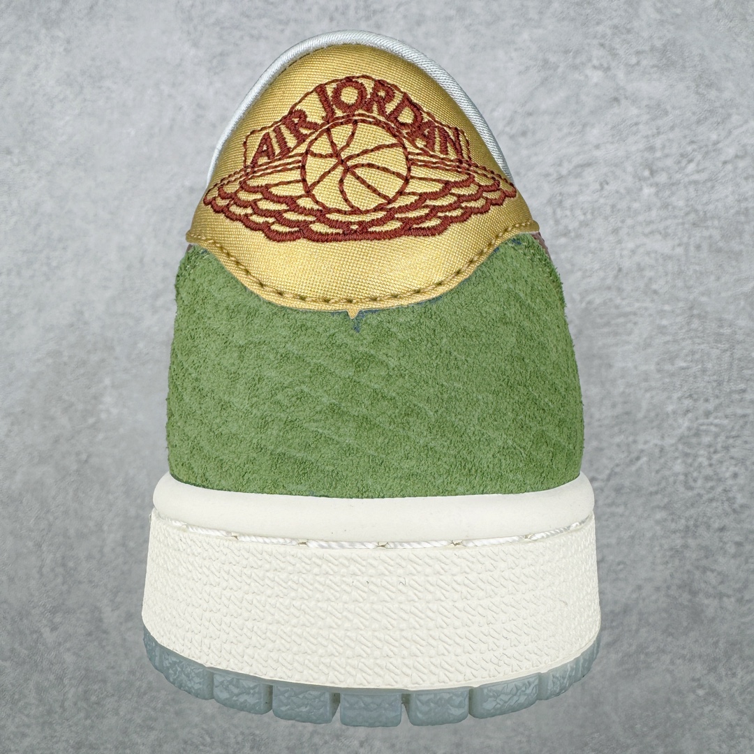 图片[8]-＃LJ渠道版福利 Air Jordan AJ1 Low OG \\\”Year of the Dragon\\\”CNY 龙年限定白绿 FN3727-100 重金购入原厂楦头原纸板开发 后跟弧度收口自然不对折 极致一眼正品既视感 原厂皮料 进口玻璃冲刀皮料裁剪零毛边 承诺百分百一致原鞋 全鞋电脑针车工艺 鞋面清洁度最高QC检验标准 控制溢胶 整双鞋将白色作为底色 使用绿色、红色、金色等多种色彩装点鞋面 构造出丰富的色彩体系材质方面最值得一提的便是绿色轮廓的皮质 其表面纹路酷似 “龙鳞” 的造型样式 不得不说这样的设计足够吸睛 鞋垫上也有全新的灵感体现 这次设计 Jordan Brand 还选择将中国传统文化中的 “长命锁” 也融入其中 其实不仅仅在鞋垫上 在此次随鞋附赠的配件当中也有所体现通过图片不难看出 除了一个 “长命锁” 造型的挂件外还有两个不同样式的红包其中左侧红包上同样印有 “长命锁” 的寓意图案 而在右侧的红包上则展现出的是 “龙凤呈祥” 的样式 尺码：36 36.5 37.5 38 38.5 39 40 40.5 41 42 42.5 43 44 44.5 45 46 47.5-选品中心