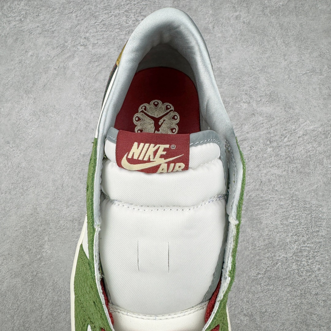 图片[5]-＃LJ渠道版福利 Air Jordan AJ1 Low OG \\\”Year of the Dragon\\\”CNY 龙年限定白绿 FN3727-100 重金购入原厂楦头原纸板开发 后跟弧度收口自然不对折 极致一眼正品既视感 原厂皮料 进口玻璃冲刀皮料裁剪零毛边 承诺百分百一致原鞋 全鞋电脑针车工艺 鞋面清洁度最高QC检验标准 控制溢胶 整双鞋将白色作为底色 使用绿色、红色、金色等多种色彩装点鞋面 构造出丰富的色彩体系材质方面最值得一提的便是绿色轮廓的皮质 其表面纹路酷似 “龙鳞” 的造型样式 不得不说这样的设计足够吸睛 鞋垫上也有全新的灵感体现 这次设计 Jordan Brand 还选择将中国传统文化中的 “长命锁” 也融入其中 其实不仅仅在鞋垫上 在此次随鞋附赠的配件当中也有所体现通过图片不难看出 除了一个 “长命锁” 造型的挂件外还有两个不同样式的红包其中左侧红包上同样印有 “长命锁” 的寓意图案 而在右侧的红包上则展现出的是 “龙凤呈祥” 的样式 尺码：36 36.5 37.5 38 38.5 39 40 40.5 41 42 42.5 43 44 44.5 45 46 47.5-选品中心