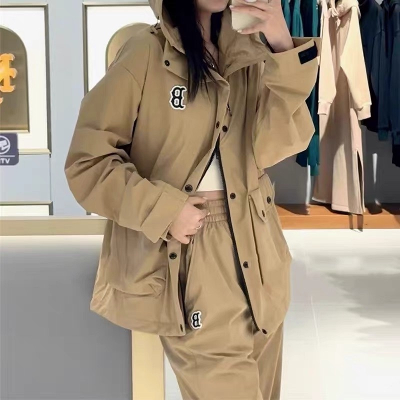 供货价:105💰『福建实体款』宝龙商城特别供应,高质量工艺细节拉满,原包装+原吊牌 【LBL-0134冲】
 
韩单高品质‼️户外防风防水大口袋冲锋衣
偏简约的一款秋季防风夹克
❤️简约纯色的基础版型，
✅拉链+挡风按扣的双重闭合方式。
❤️高领连帽设计，魔术贴闭合袖口。
✅不管是风帽领口，还是下摆，都做了防风抽绳设计
符合亚洲人身材的立体裁剪工艺。更能修饰身型。