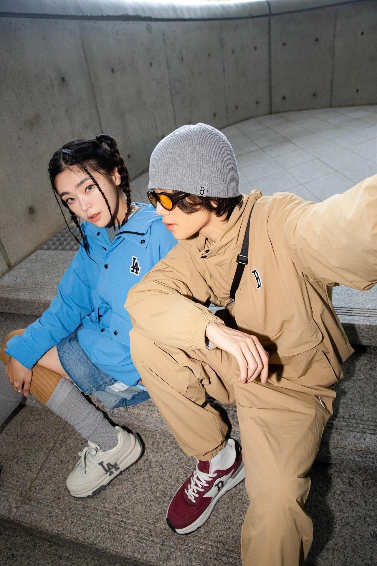 供货价:105💰『福建实体款』宝龙商城特别供应,高质量工艺细节拉满,原包装+原吊牌 【LBL-0134冲】
 
韩单高品质‼️户外防风防水大口袋冲锋衣
偏简约的一款秋季防风夹克
❤️简约纯色的基础版型，
✅拉链+挡风按扣的双重闭合方式。
❤️高领连帽设计，魔术贴闭合袖口。
✅不管是风帽领口，还是下摆，都做了防风抽绳设计
符合亚洲人身材的立体裁剪工艺。更能修饰身型。