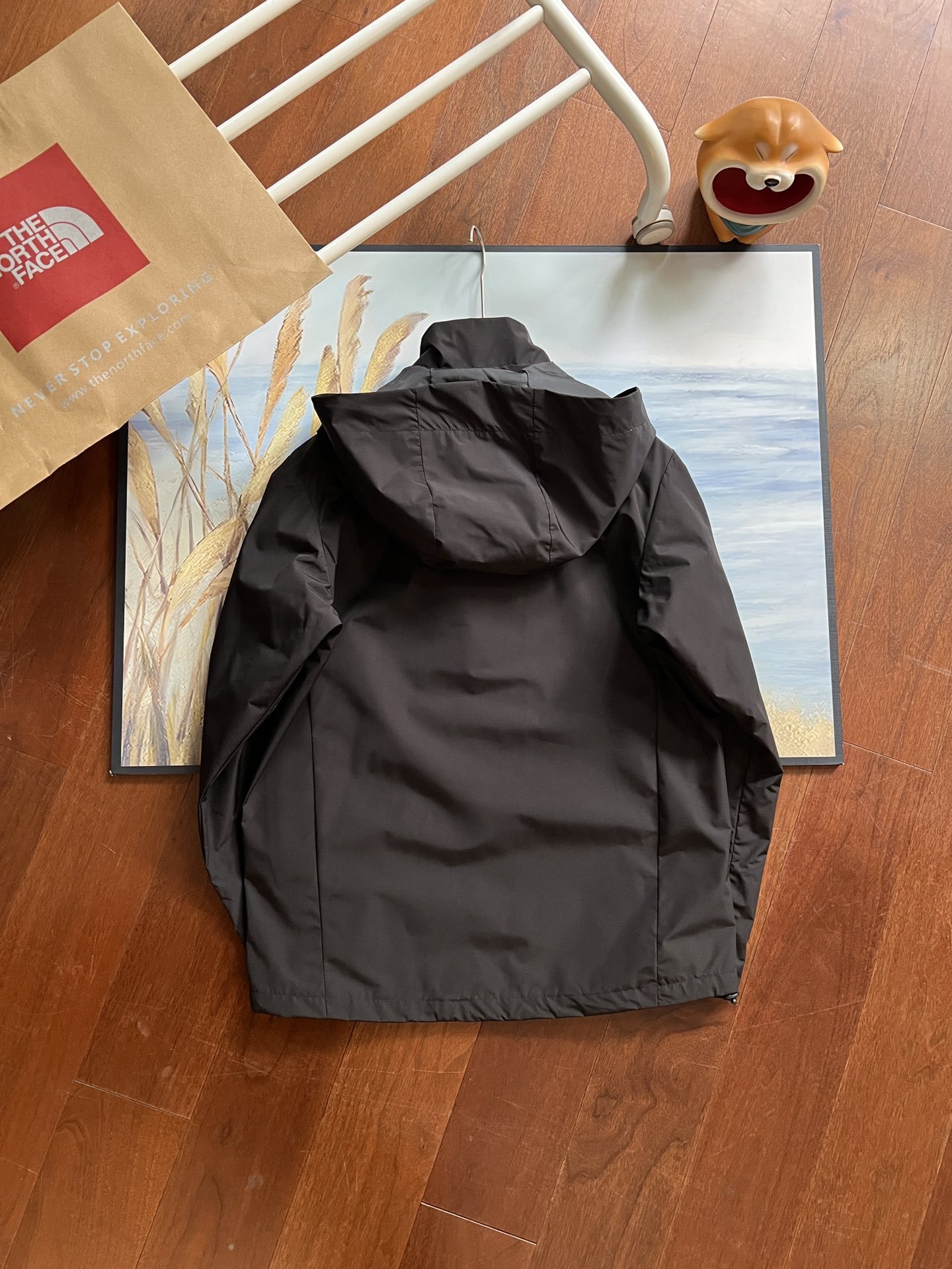 供货价:105💰『福建实体款』宝龙商城特别供应,高质量工艺细节拉满,原包装+原吊牌 【LBL-HP105】
 
暴躁来袭，山东威海代工。
小北家 韩国单 连帽防风雨冲锋夹克外套。
客供定制dryvent防风防泼水科技面料！
给你最专业的的户外防护！