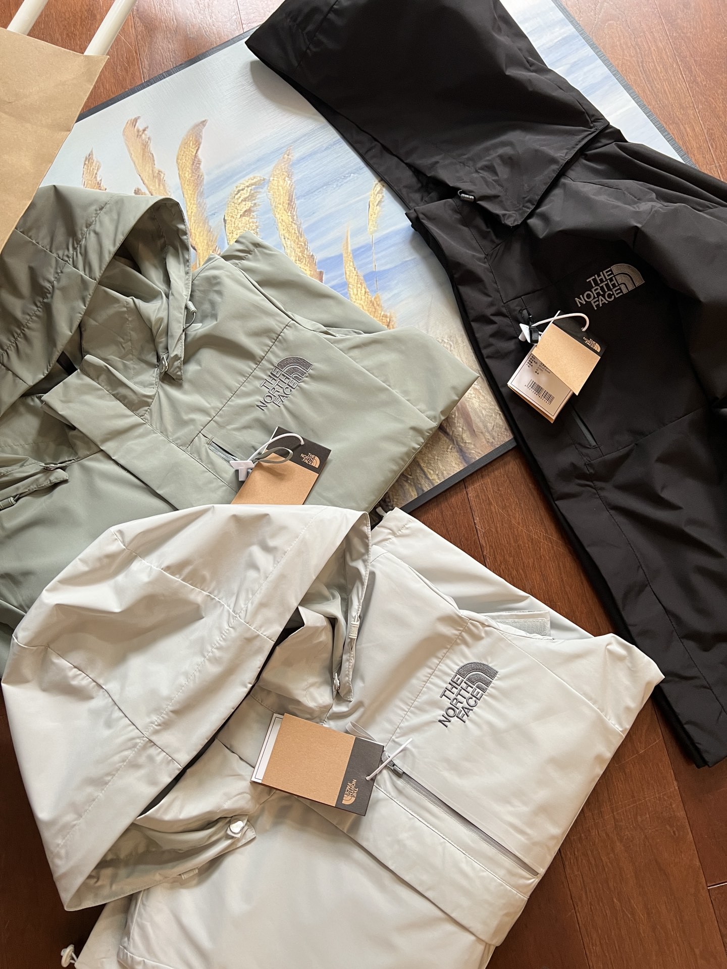 供货价:105💰『福建实体款』宝龙商城特别供应,高质量工艺细节拉满,原包装+原吊牌 【LBL-HP105】
 
暴躁来袭，山东威海代工。
小北家 韩国单 连帽防风雨冲锋夹克外套。
客供定制dryvent防风防泼水科技面料！
给你最专业的的户外防护！