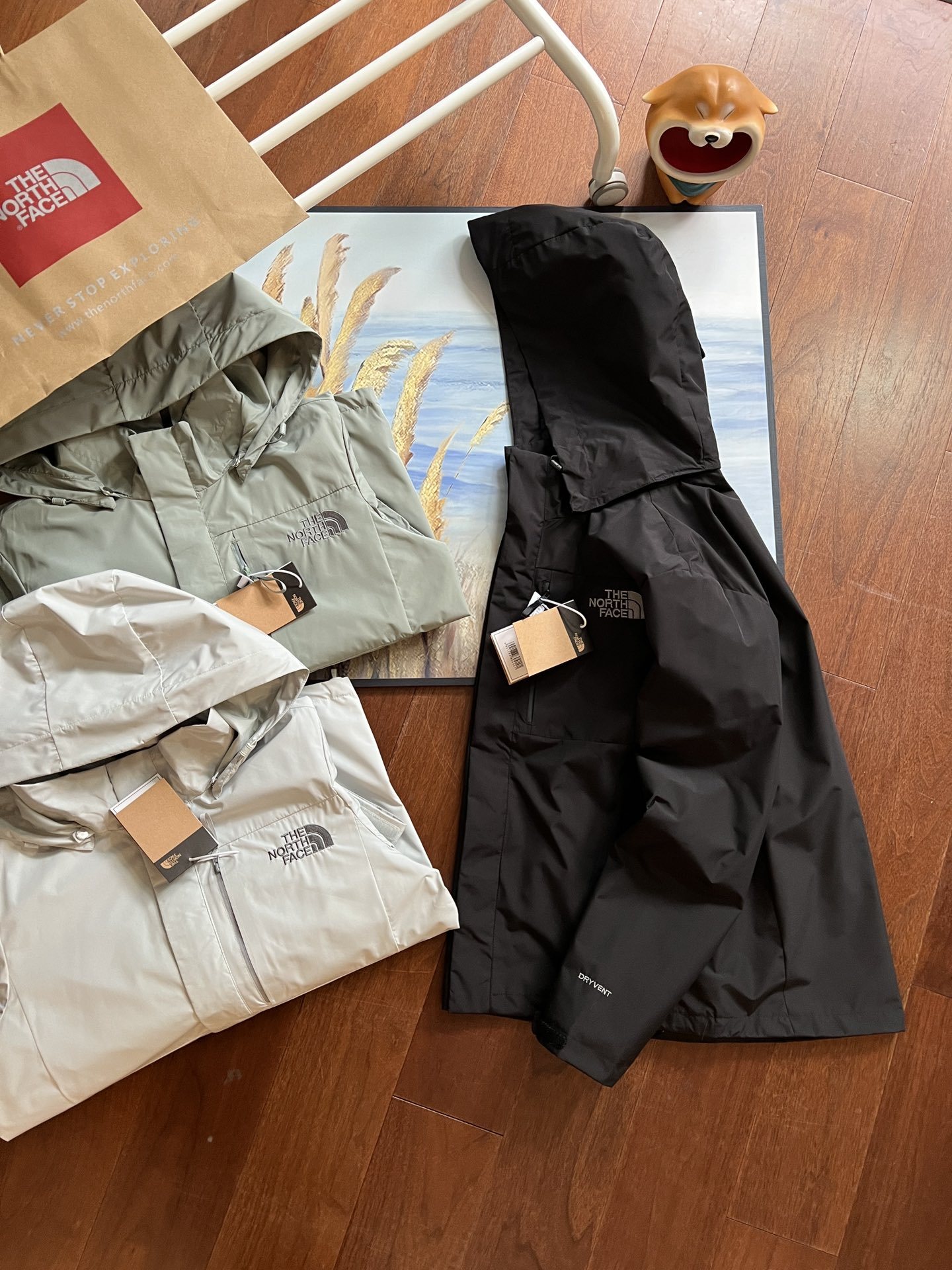 供货价:105💰『福建实体款』宝龙商城特别供应,高质量工艺细节拉满,原包装+原吊牌 【LBL-HP105】
 
暴躁来袭，山东威海代工。
小北家 韩国单 连帽防风雨冲锋夹克外套。
客供定制dryvent防风防泼水科技面料！
给你最专业的的户外防护！