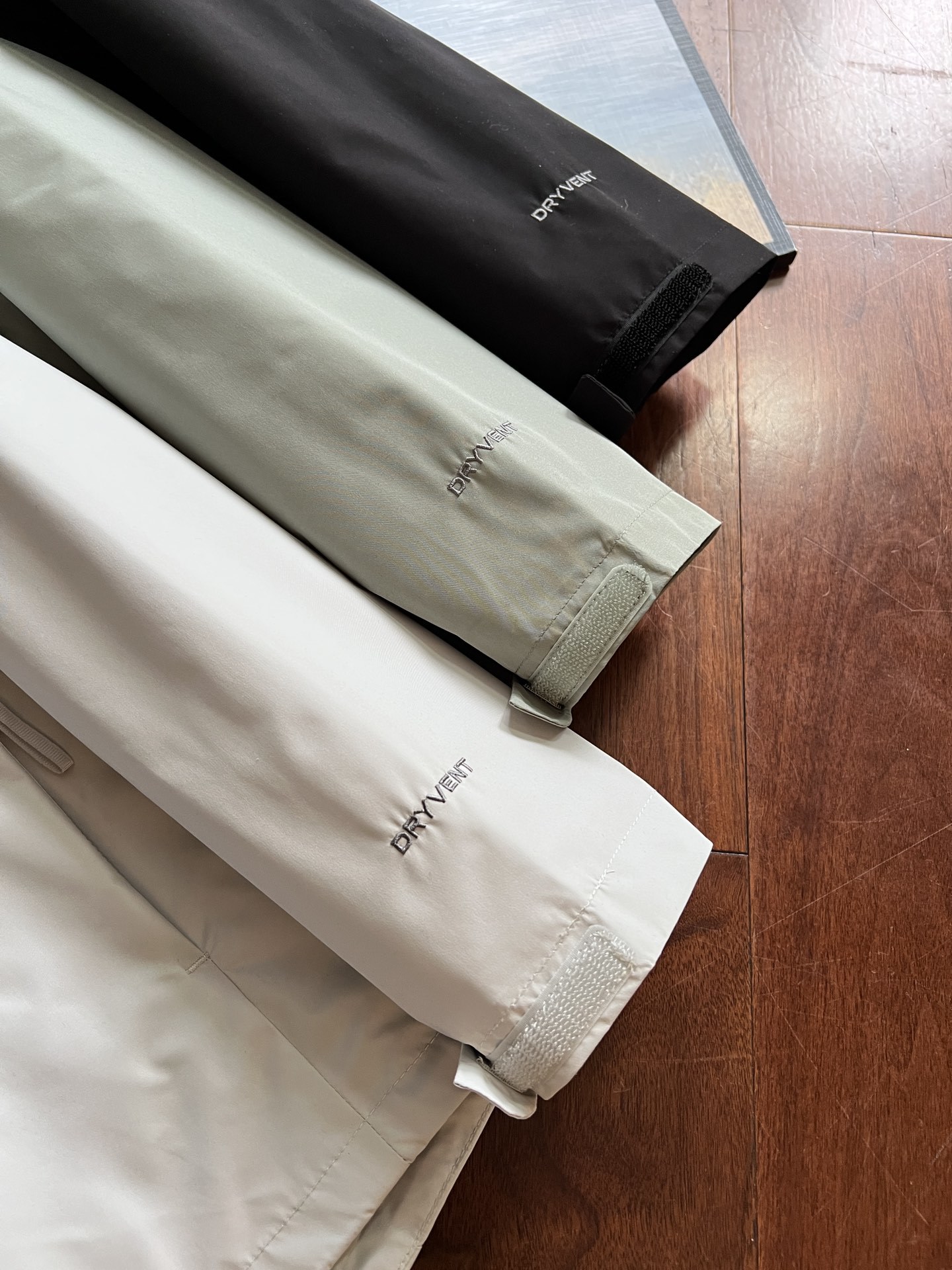 供货价:105💰『福建实体款』宝龙商城特别供应,高质量工艺细节拉满,原包装+原吊牌 【LBL-HP105】
 
暴躁来袭，山东威海代工。
小北家 韩国单 连帽防风雨冲锋夹克外套。
客供定制dryvent防风防泼水科技面料！
给你最专业的的户外防护！