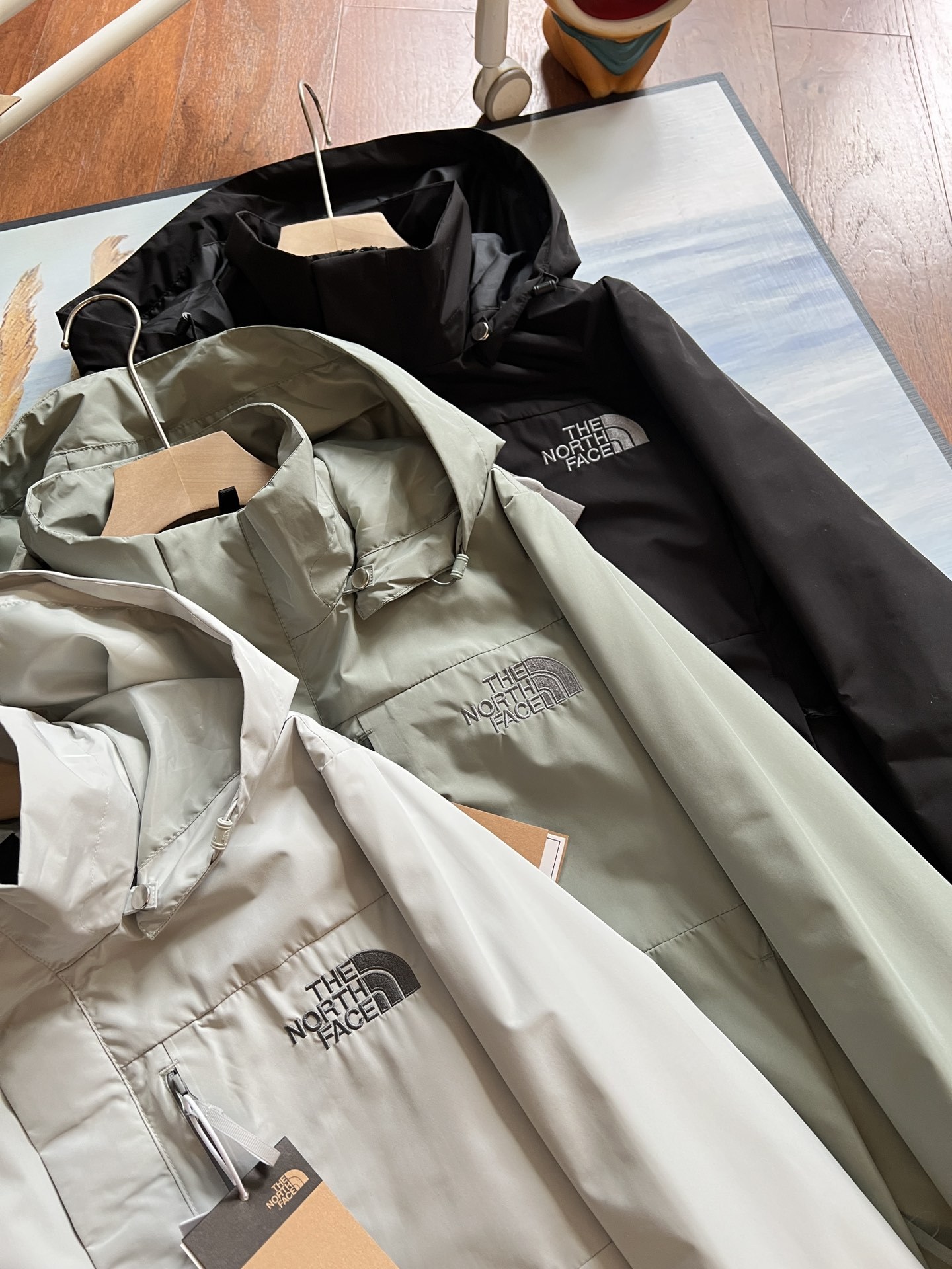 供货价:105💰『福建实体款』宝龙商城特别供应,高质量工艺细节拉满,原包装+原吊牌 【LBL-HP105】
 
暴躁来袭，山东威海代工。
小北家 韩国单 连帽防风雨冲锋夹克外套。
客供定制dryvent防风防泼水科技面料！
给你最专业的的户外防护！