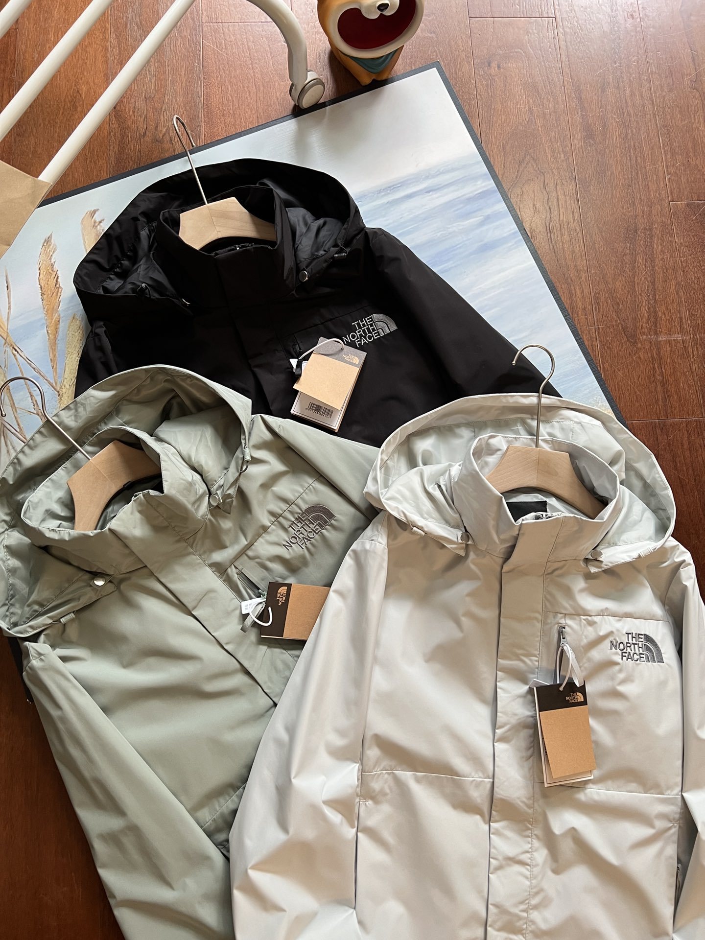 供货价:105💰『福建实体款』宝龙商城特别供应,高质量工艺细节拉满,原包装+原吊牌 【LBL-HP105】
 
暴躁来袭，山东威海代工。
小北家 韩国单 连帽防风雨冲锋夹克外套。
客供定制dryvent防风防泼水科技面料！
给你最专业的的户外防护！