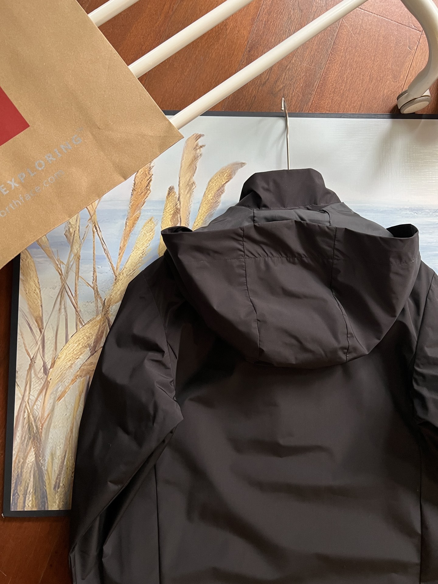 供货价:105💰『福建实体款』宝龙商城特别供应,高质量工艺细节拉满,原包装+原吊牌 【LBL-HP105】
 
暴躁来袭，山东威海代工。
小北家 韩国单 连帽防风雨冲锋夹克外套。
客供定制dryvent防风防泼水科技面料！
给你最专业的的户外防护！