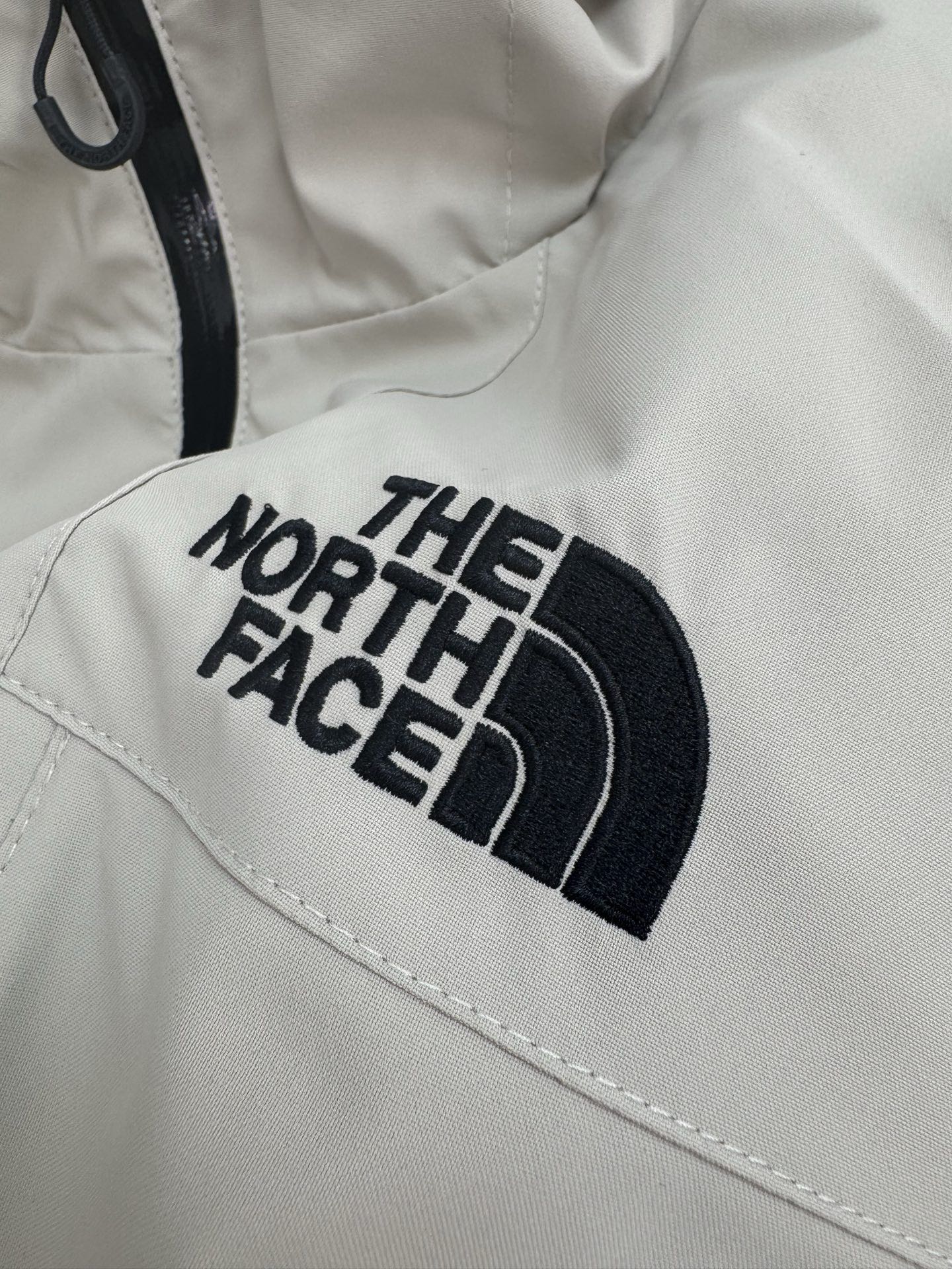 供货价:105💰『福建实体款』宝龙商城特别供应,高质量工艺细节拉满,原包装+原吊牌 【LBL-Q50C】
 
平铺实拍～～～
立体剪裁 上身有型 
不管是户外运动 或者是日常通勤穿着都会非常舒适！

【品牌】:  北面
【尺码】:  S-2XL
【颜色】:  黑色，绿色，卡其色，
【面料】:  75D双经双纬，绣标
          S      M     L      XL     2XL
衣长    72    74    76    78     80
胸围   118   122  126  130  134
肩宽     55     57    59    61    63
袖长     57     58    59    60    61
