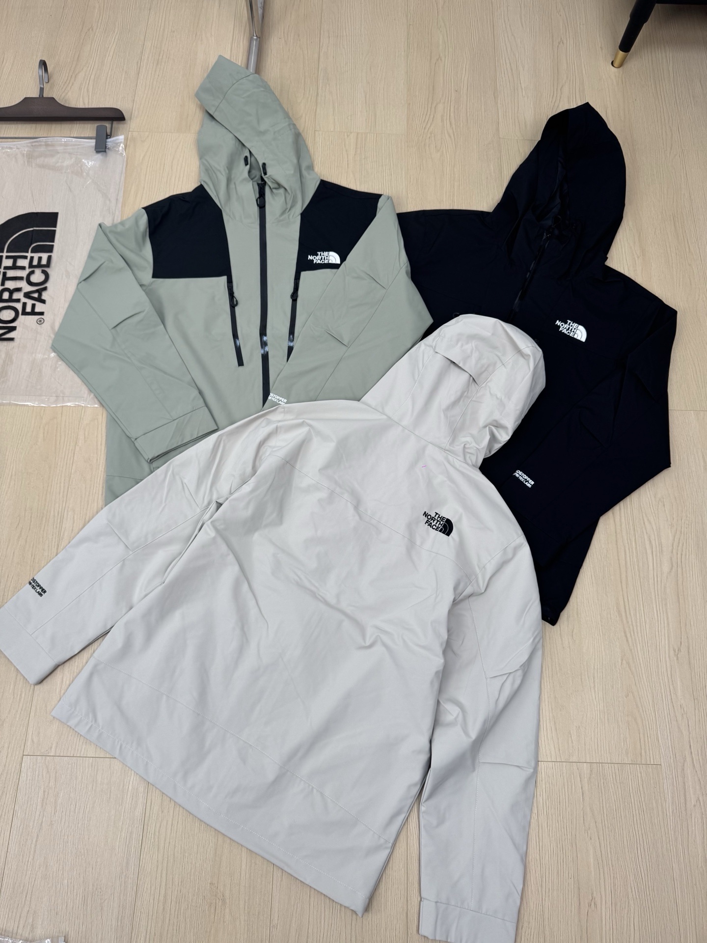 供货价:105💰『福建实体款』宝龙商城特别供应,高质量工艺细节拉满,原包装+原吊牌 【LBL-Q50C】
 
平铺实拍～～～
立体剪裁 上身有型 
不管是户外运动 或者是日常通勤穿着都会非常舒适！

【品牌】:  北面
【尺码】:  S-2XL
【颜色】:  黑色，绿色，卡其色，
【面料】:  75D双经双纬，绣标
          S      M     L      XL     2XL
衣长    72    74    76    78     80
胸围   118   122  126  130  134
肩宽     55     57    59    61    63
袖长     57     58    59    60    61
