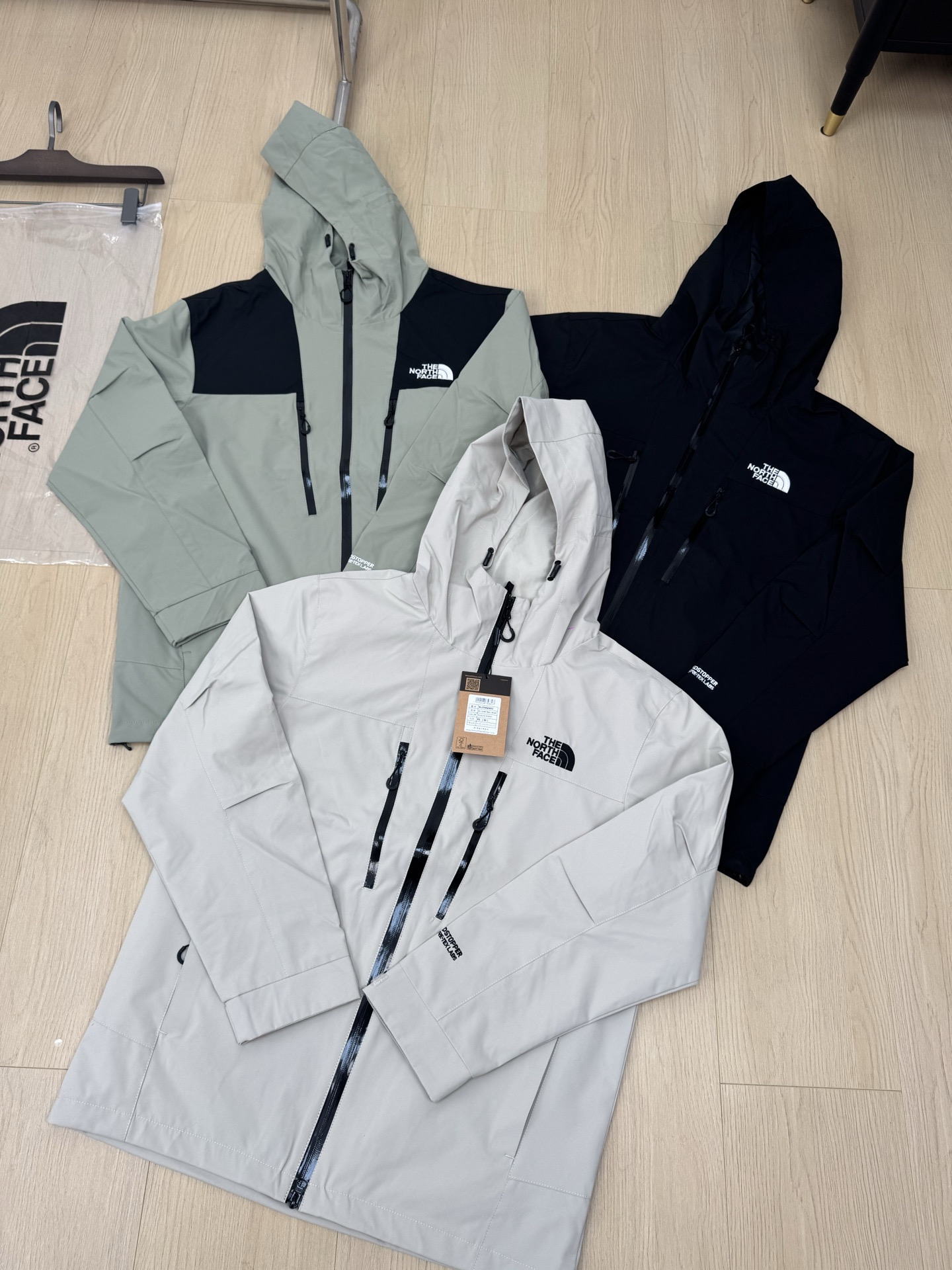 供货价:105💰『福建实体款』宝龙商城特别供应,高质量工艺细节拉满,原包装+原吊牌 【LBL-Q50C】
 
平铺实拍～～～
立体剪裁 上身有型 
不管是户外运动 或者是日常通勤穿着都会非常舒适！

【品牌】:  北面
【尺码】:  S-2XL
【颜色】:  黑色，绿色，卡其色，
【面料】:  75D双经双纬，绣标
          S      M     L      XL     2XL
衣长    72    74    76    78     80
胸围   118   122  126  130  134
肩宽     55     57    59    61    63
袖长     57     58    59    60    61
