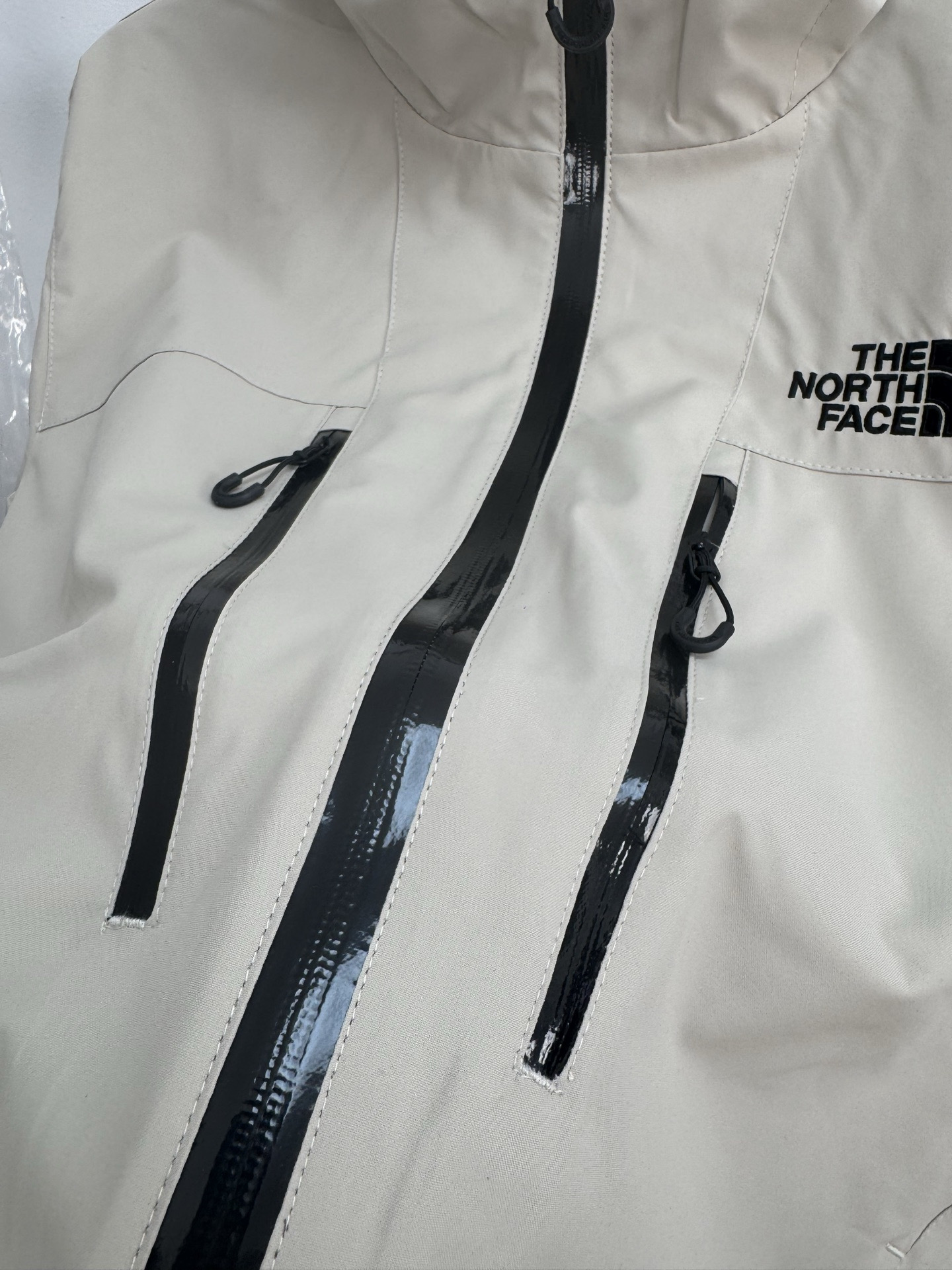 供货价:105💰『福建实体款』宝龙商城特别供应,高质量工艺细节拉满,原包装+原吊牌 【LBL-Q50C】
 
平铺实拍～～～
立体剪裁 上身有型 
不管是户外运动 或者是日常通勤穿着都会非常舒适！

【品牌】:  北面
【尺码】:  S-2XL
【颜色】:  黑色，绿色，卡其色，
【面料】:  75D双经双纬，绣标
          S      M     L      XL     2XL
衣长    72    74    76    78     80
胸围   118   122  126  130  134
肩宽     55     57    59    61    63
袖长     57     58    59    60    61
